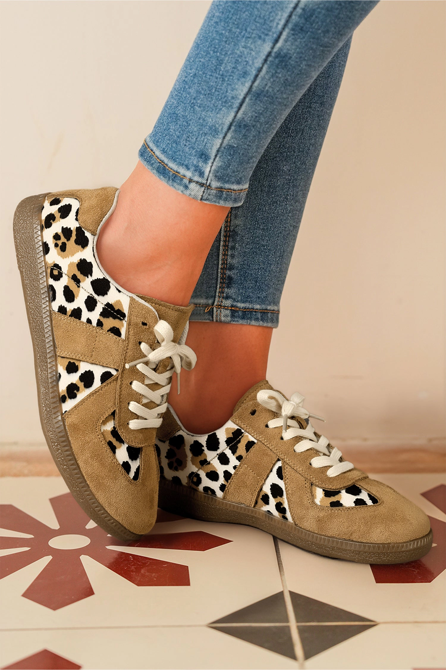 Threaded Pear Womens Kyla Lace Up Flat Shoes