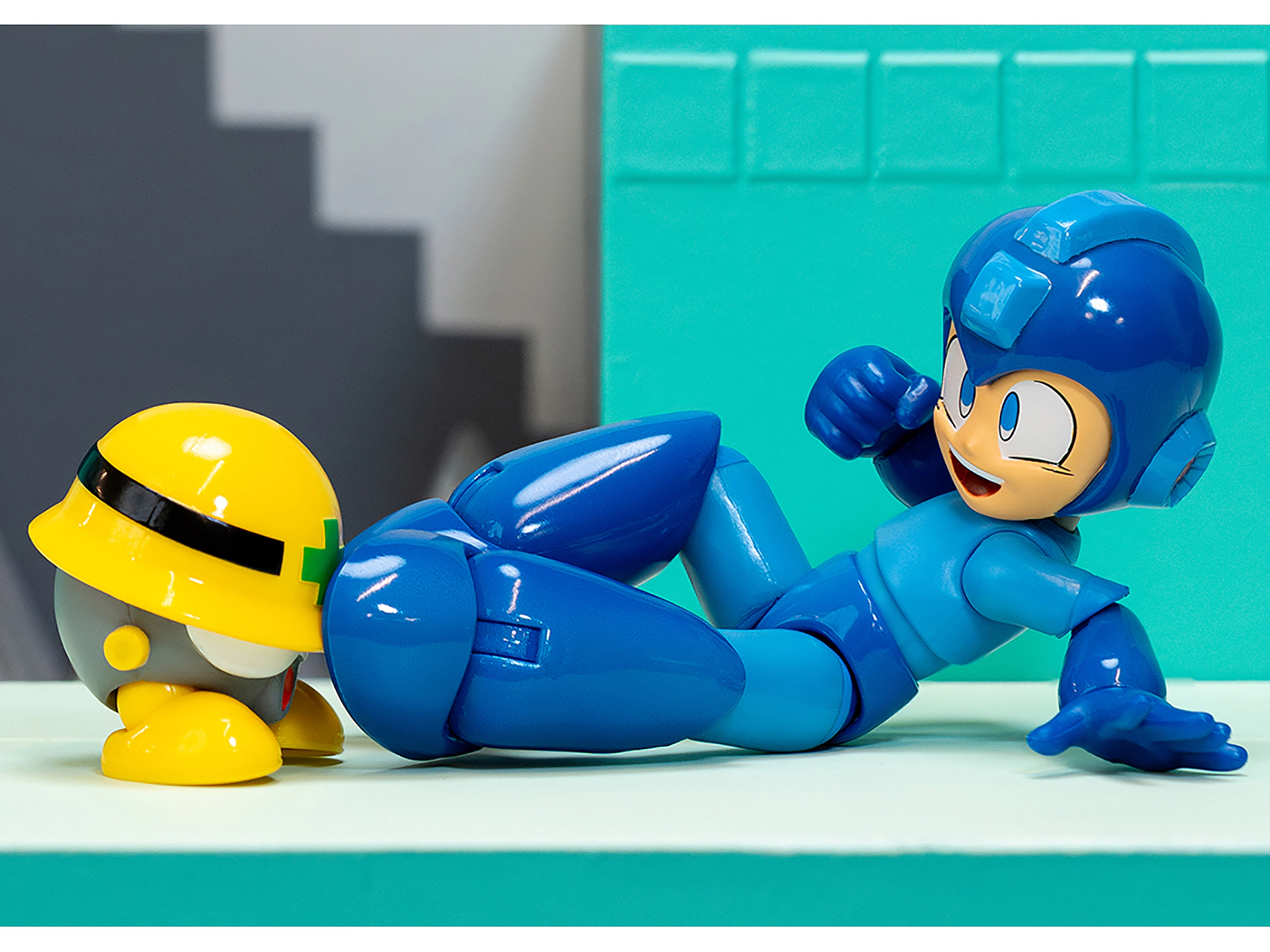 Jada Mega Man 4.5" Moveable Figure (Deluxe Version) with Accessories and Alternate Head and Hands "Mega Man"