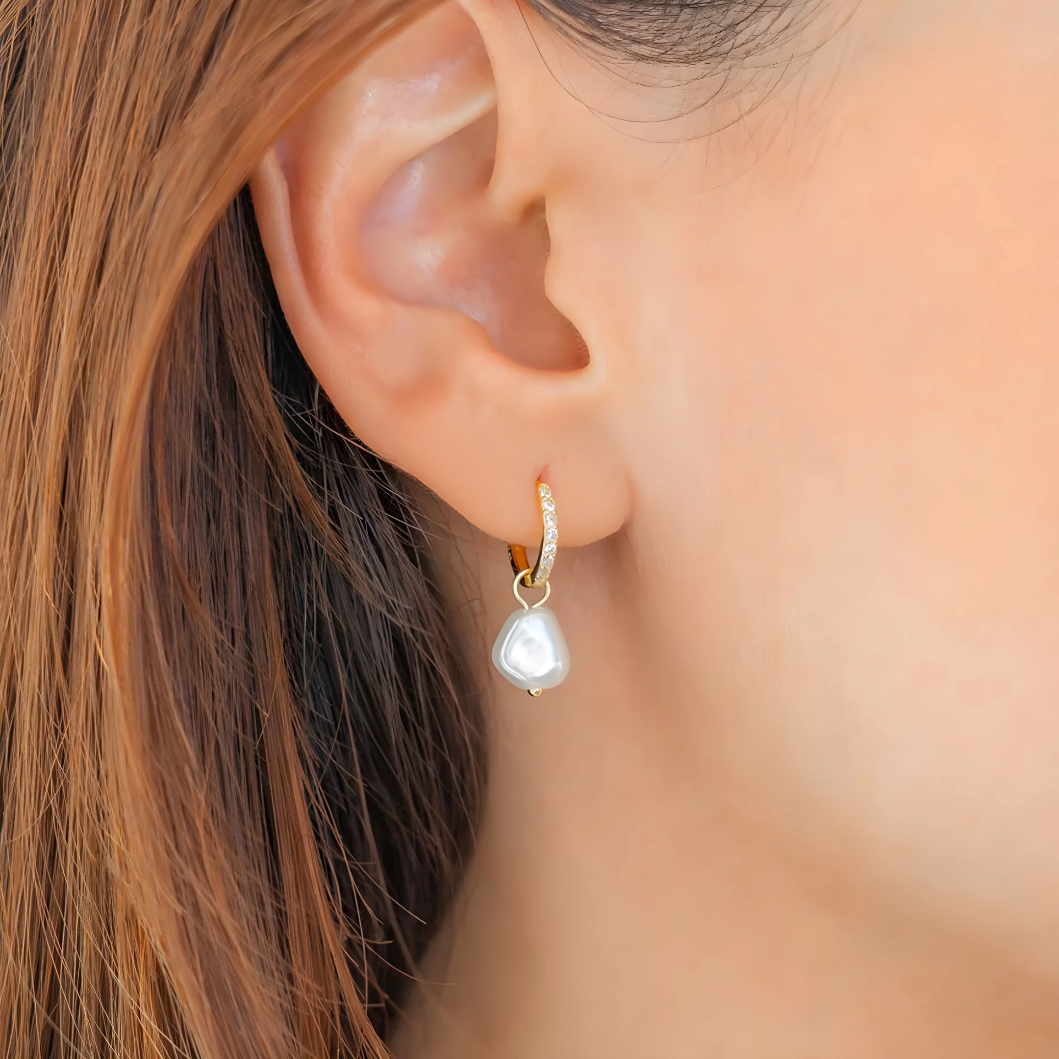 Mint & Lily Women's Freshwater Pearl Drop Huggie Earrings
