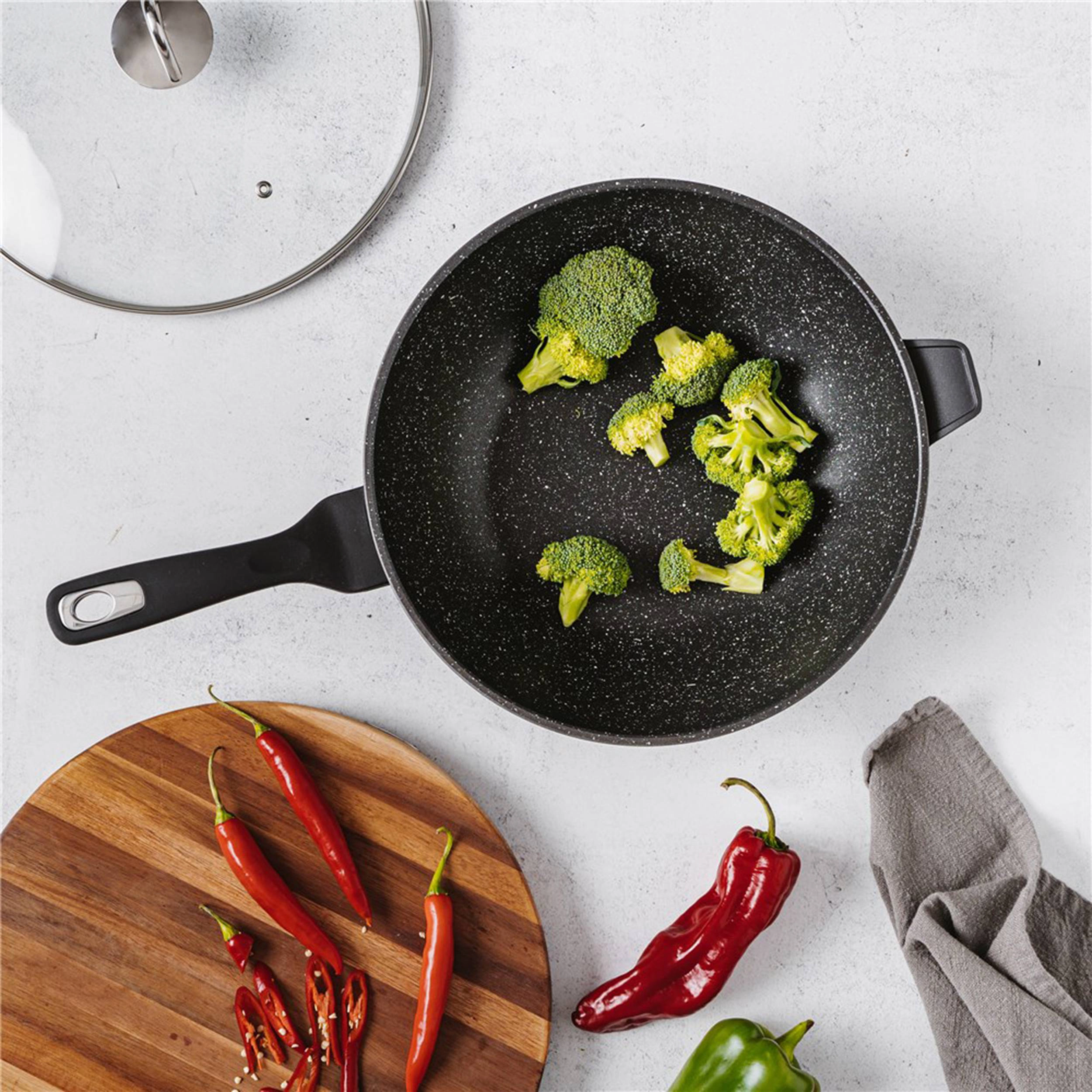 Cuisine::pro® GRANITE™ Wok With Lid 5.1 Qt.