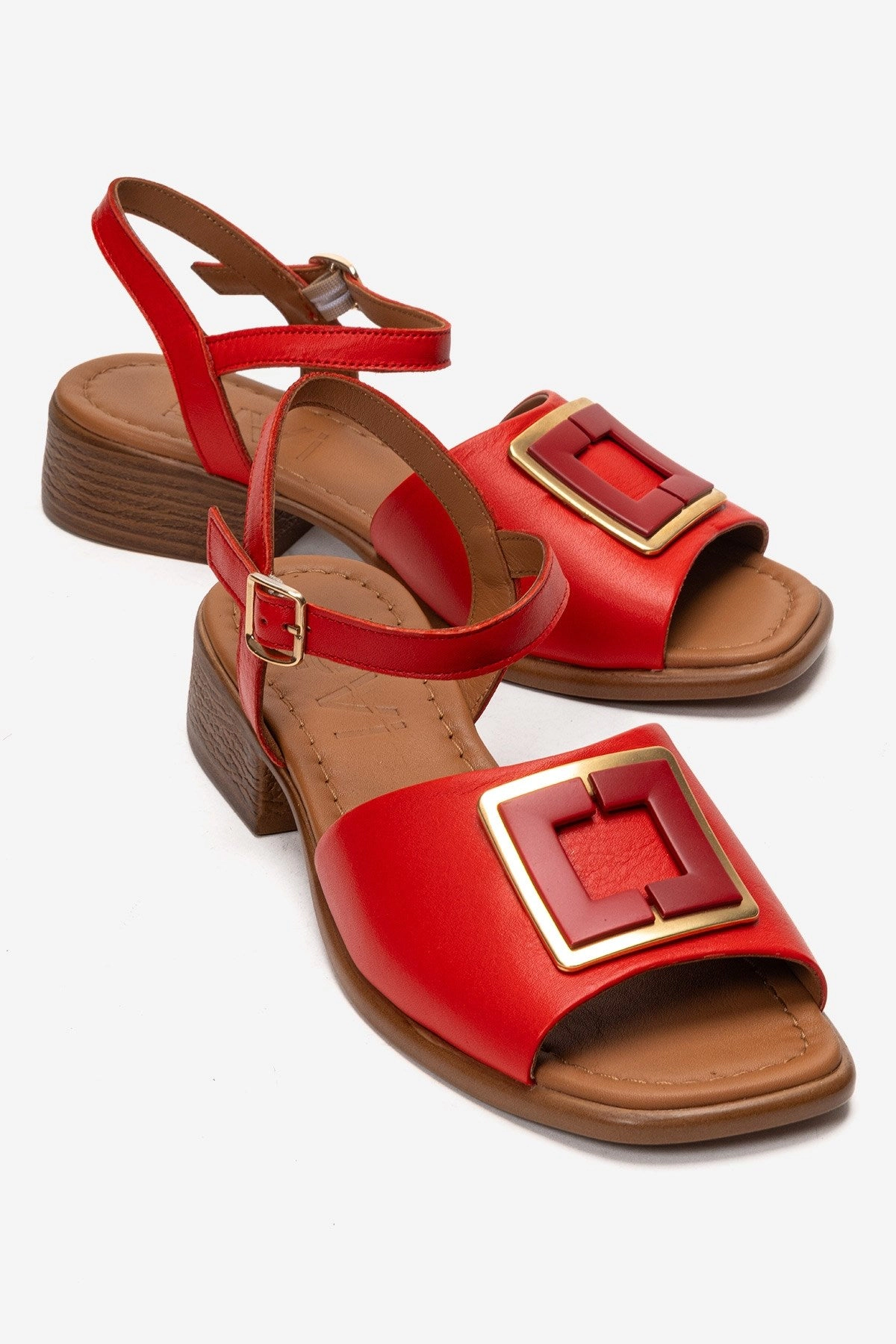 Forever & Always Womens Svelte Leather Buckle Sandal