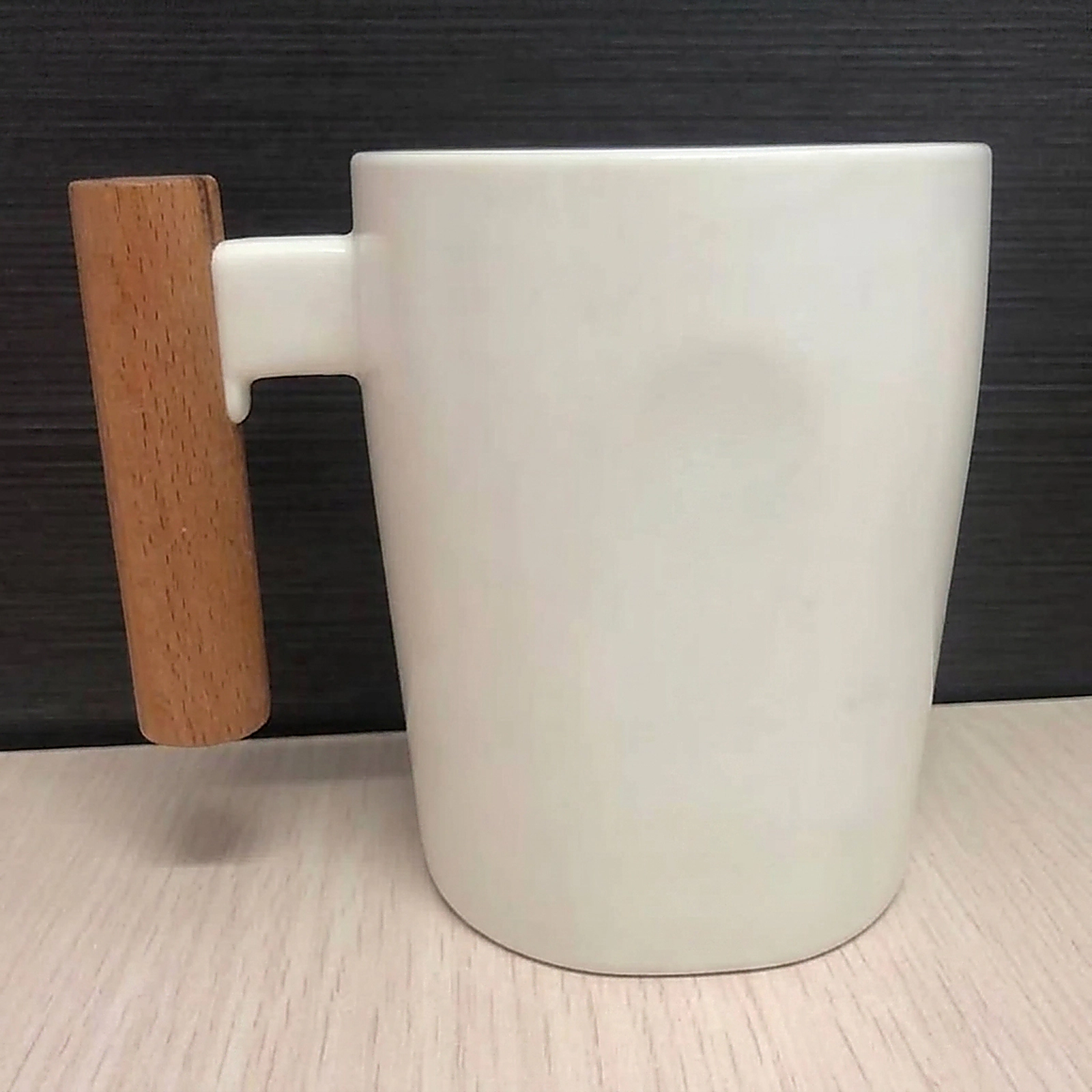 SUGIFT Wooden Handle White Mug 12.1 by 9.1 by 10.9 cm with Individual Glossy White Box and 24 per Case