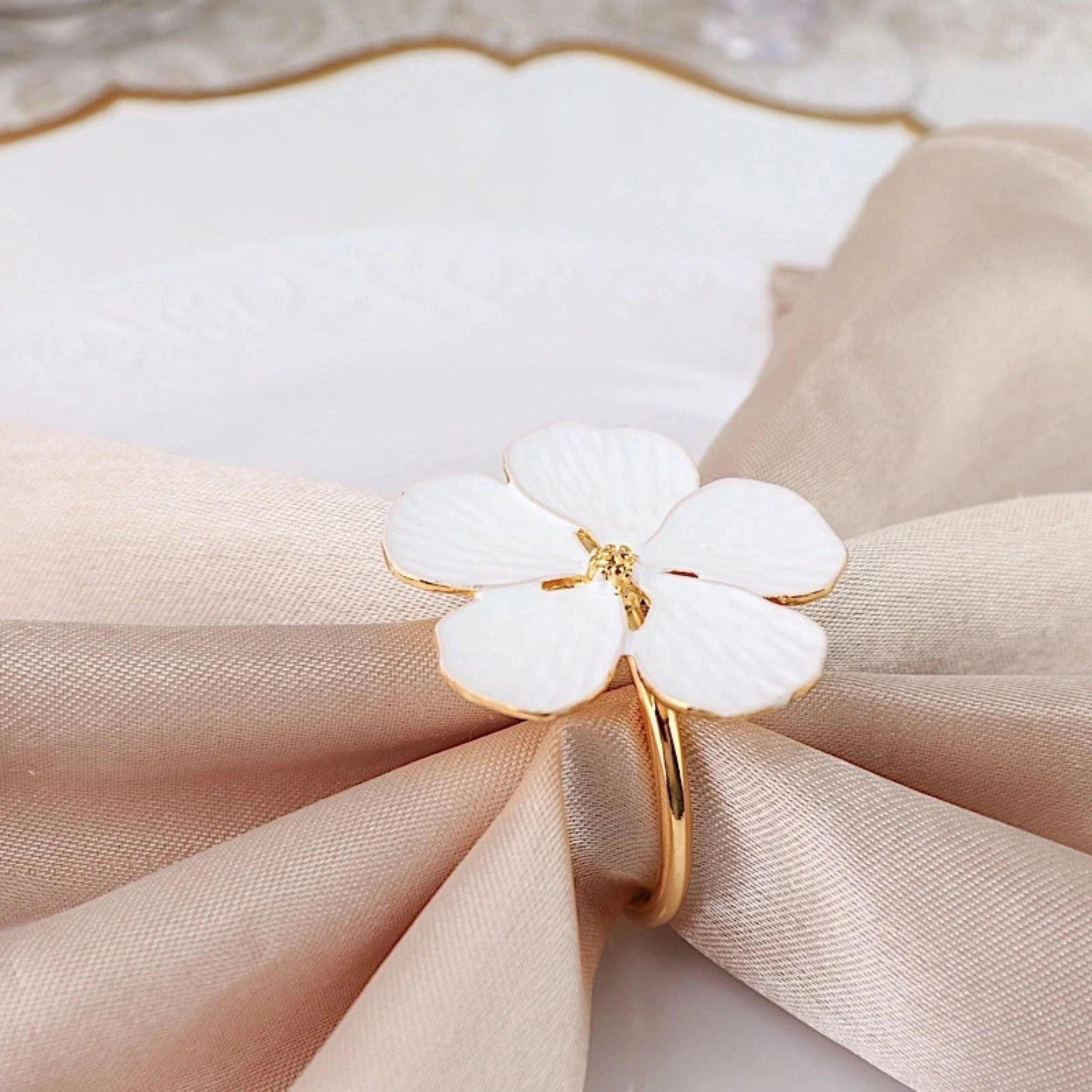 Home Collection Set of 4 Flower Metal Napkin Rings