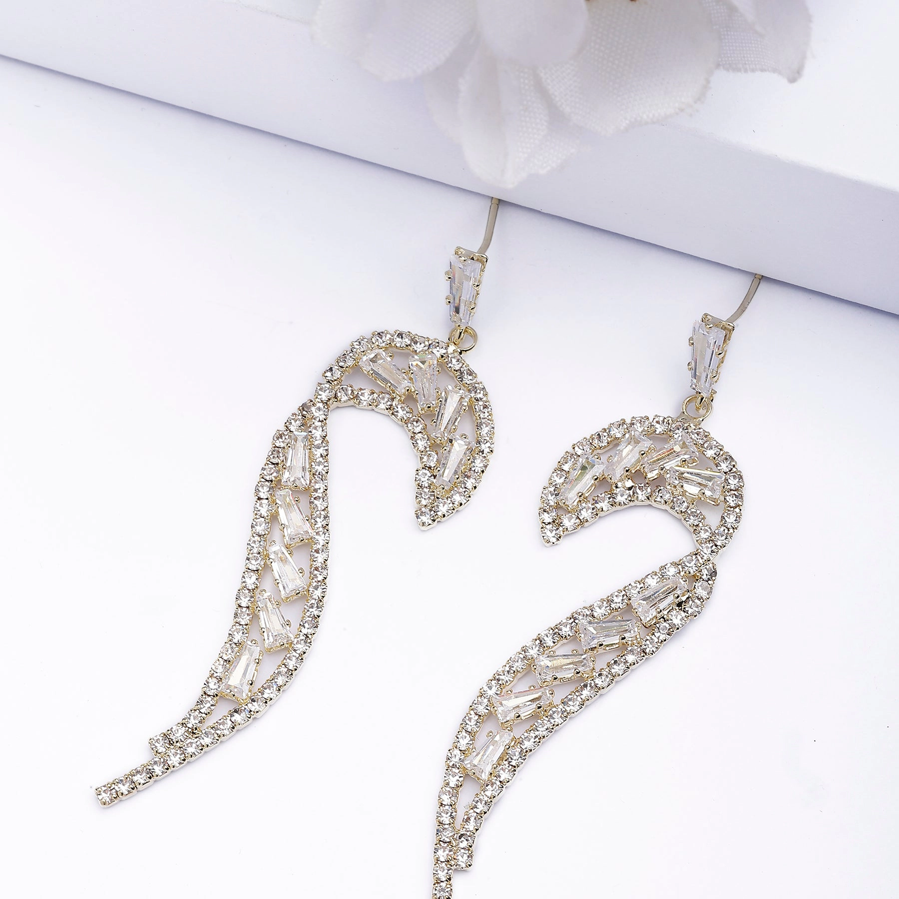 AGP PARIS Womens Glittering Curve Drop Earrings