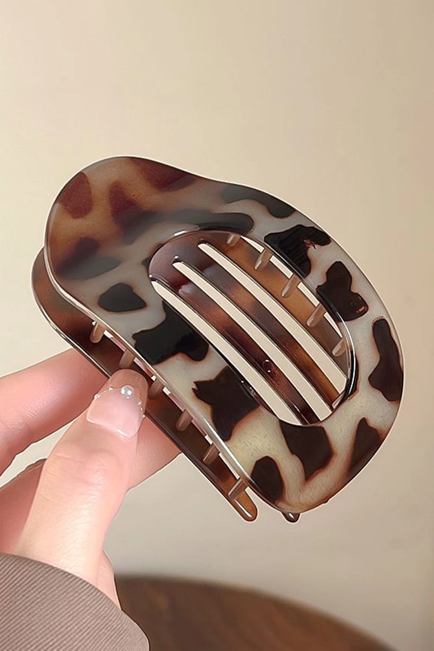 Threaded Pear Women's Robin Oval Hair Claw Clip