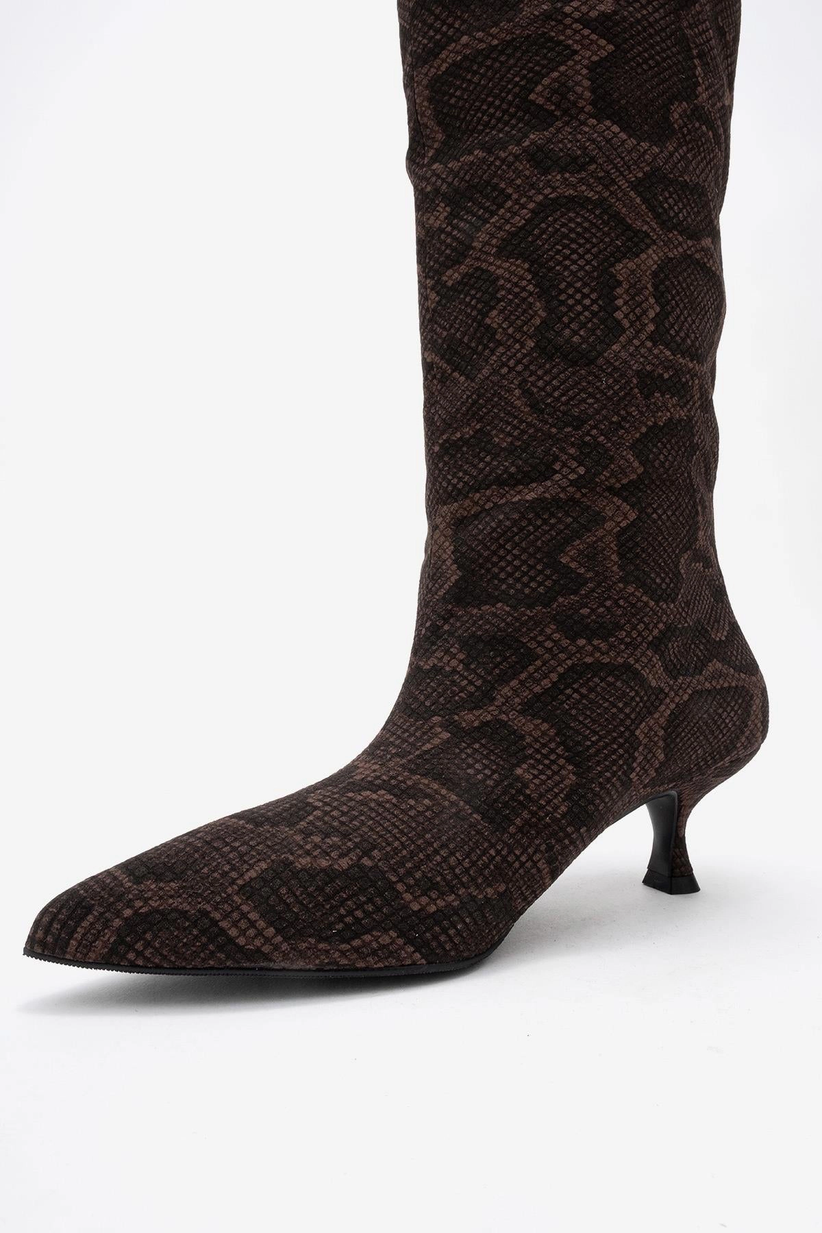 Prologue Shoes Womens Crow Embossed Pointed Toe Boot
