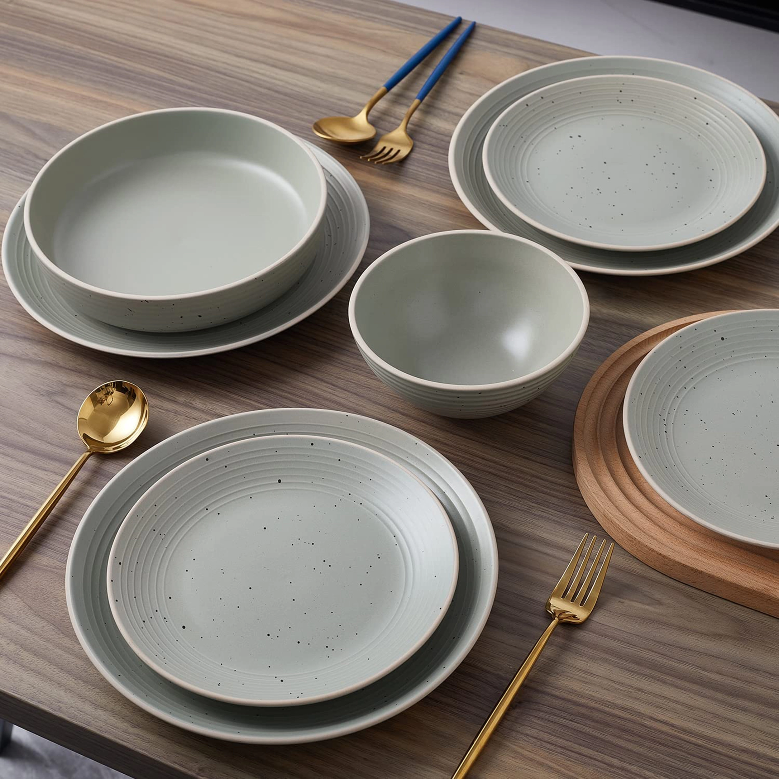 Elama Ace 20 Piece Stoneware Dinnerware Set in Green