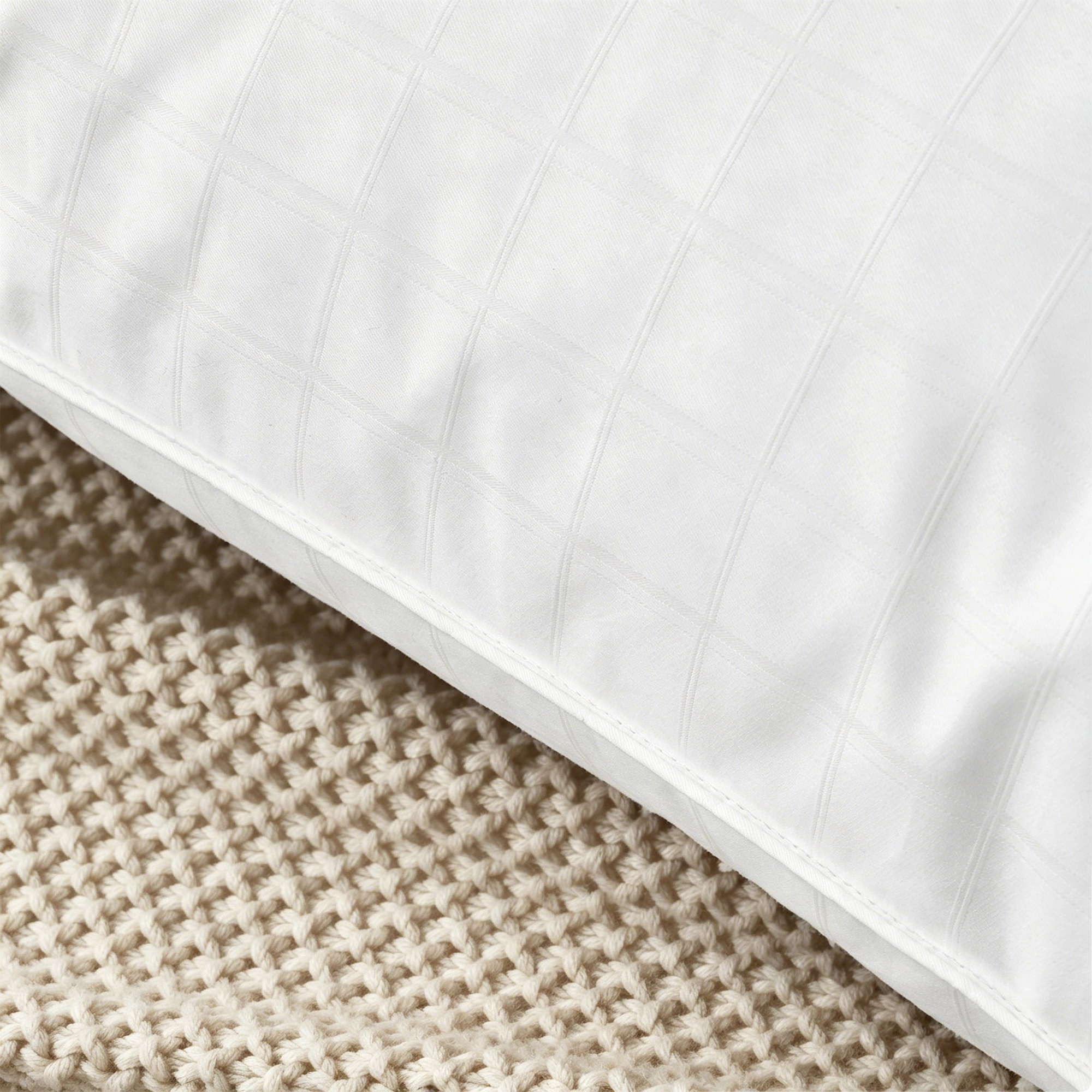 Unikome Set of 2 300 Thread Count Goose Feather Pillows – 100% Cotton Shell, Gusseted Bed Pillows
