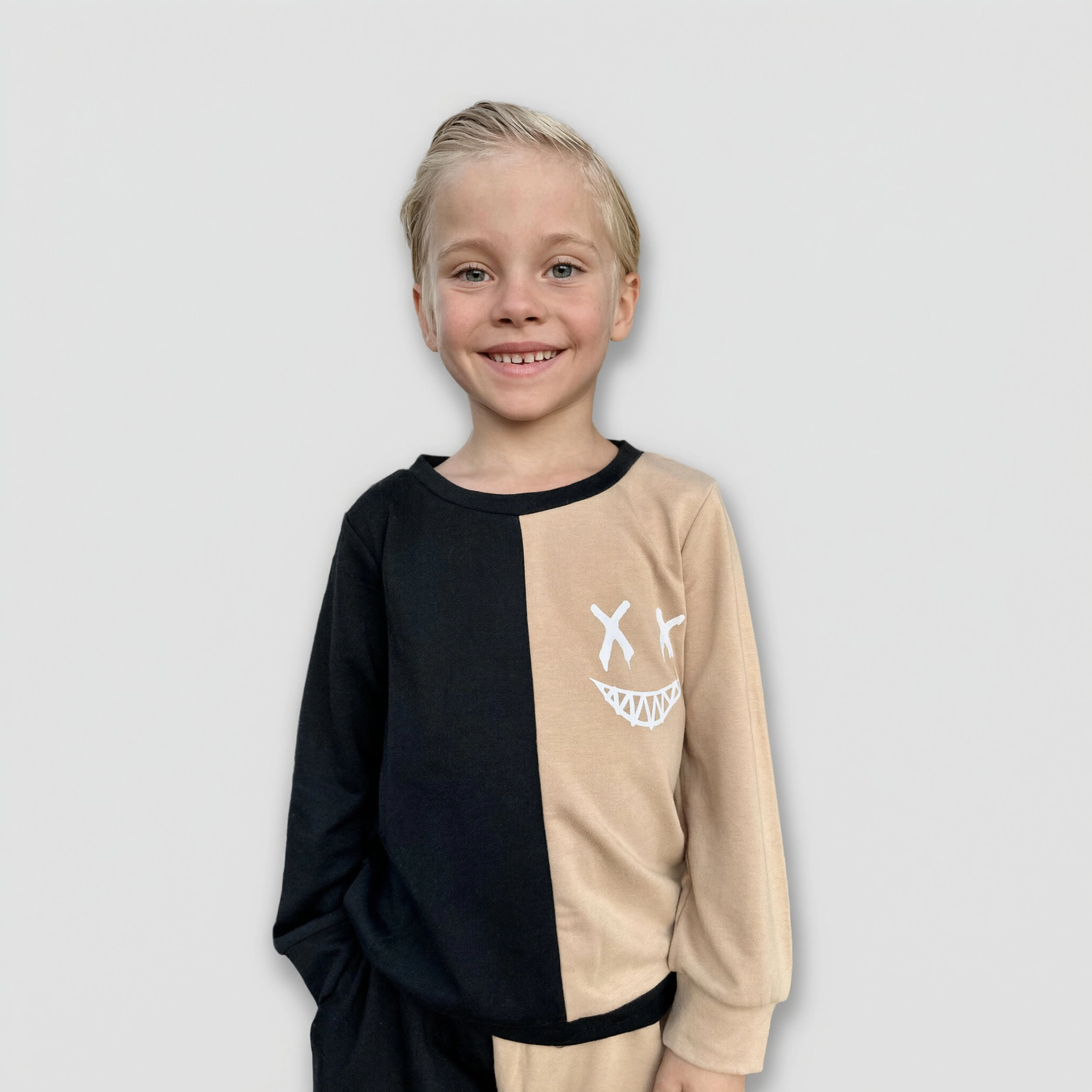 Arshiner Boy's Cartoon Face Print Two Tone Sweatshirt And Pants Outfit Set To Little Kids