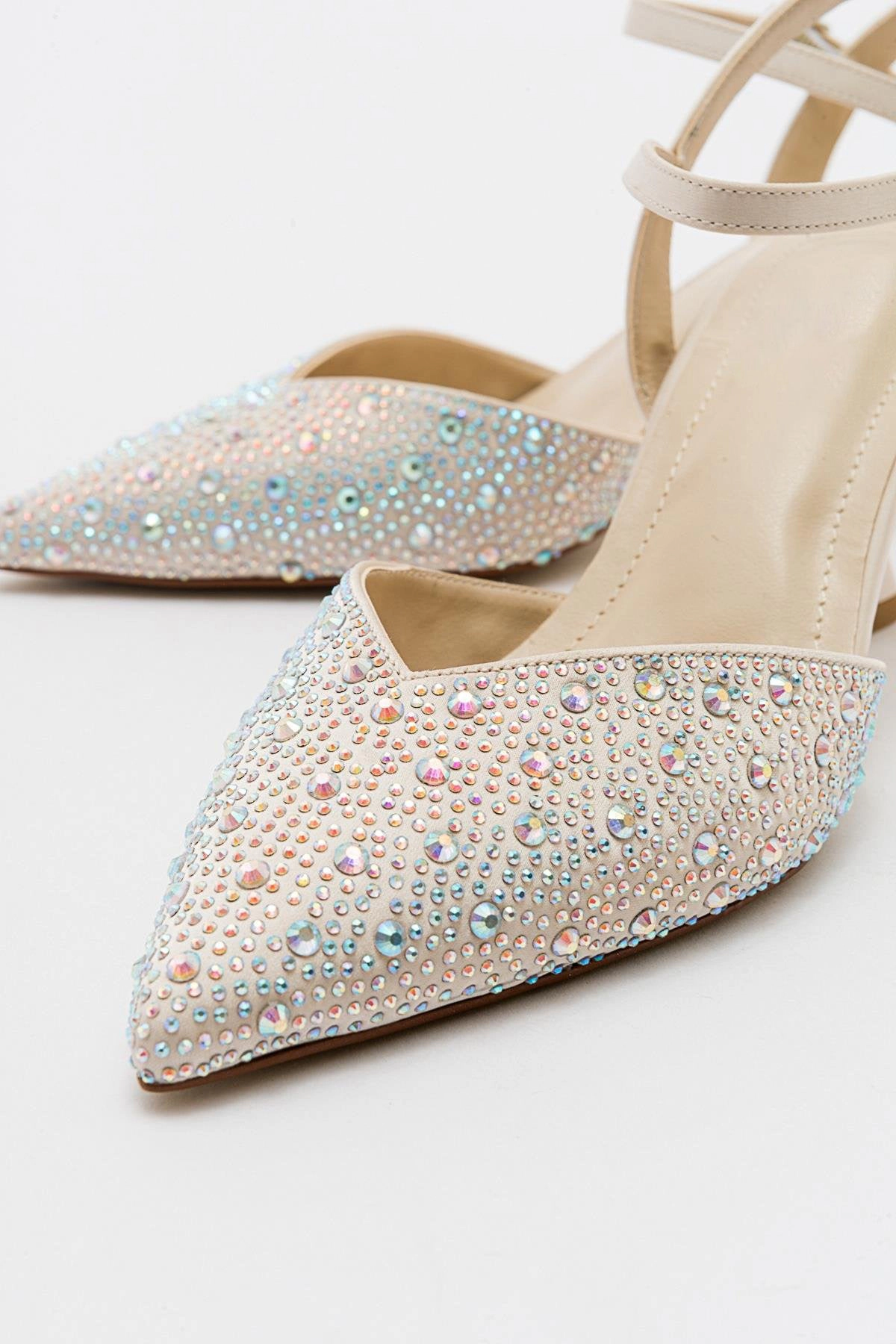 Forever & Always Womens Vilka Embellished Slingback Kitten Heel Pumps