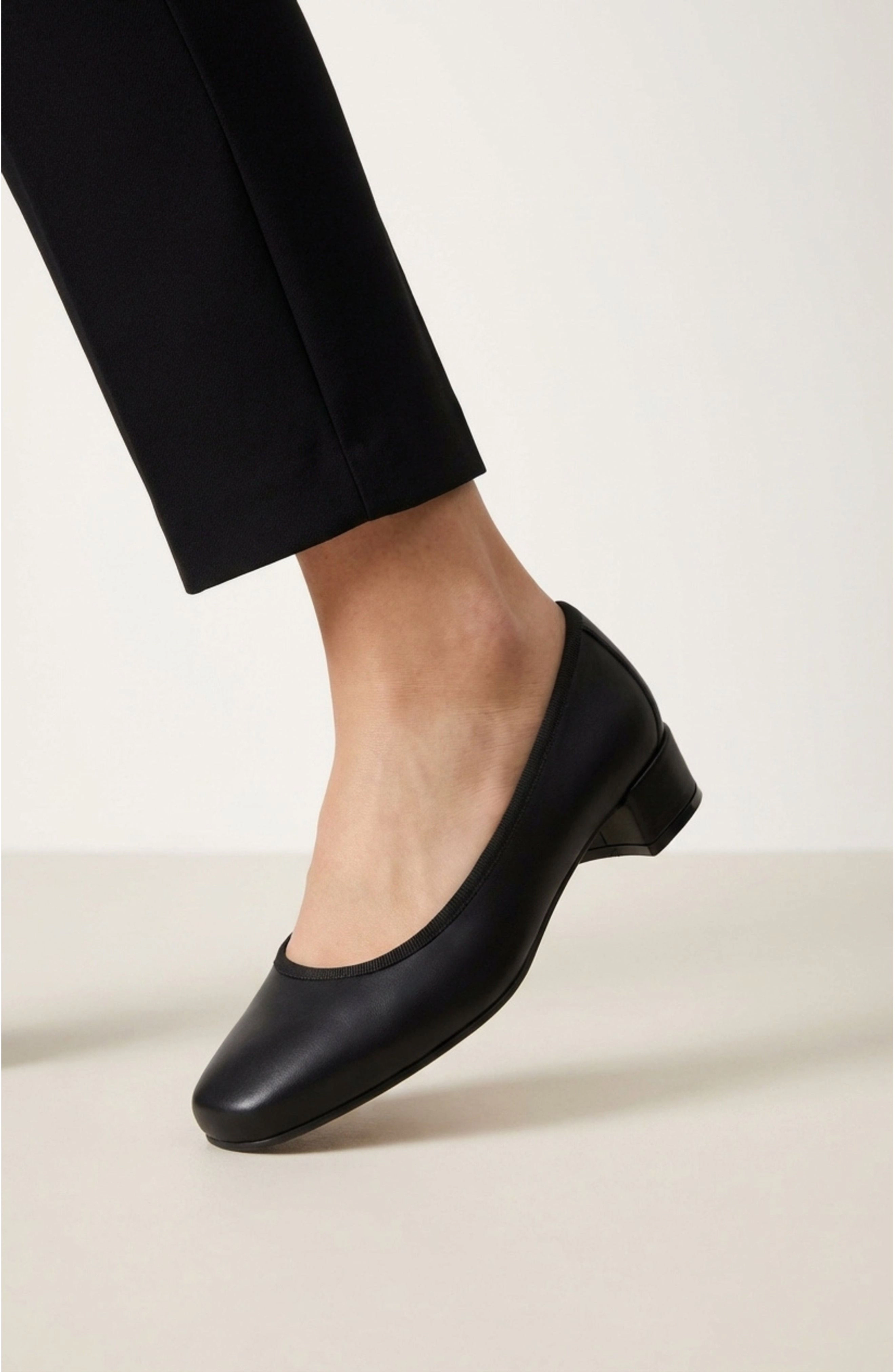Menina Step Womens Isa Leather Ballet Flat