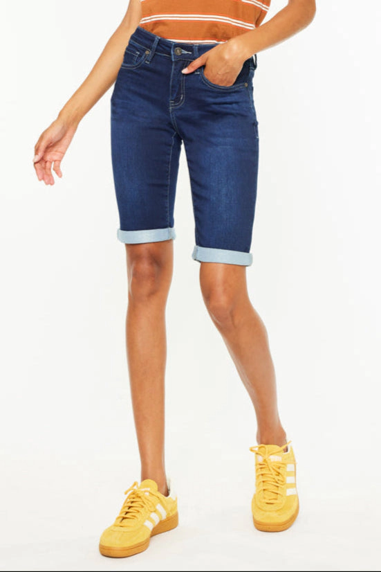 KanCan Women's Essentials Mid Rise Bermuda Shorts Blanco