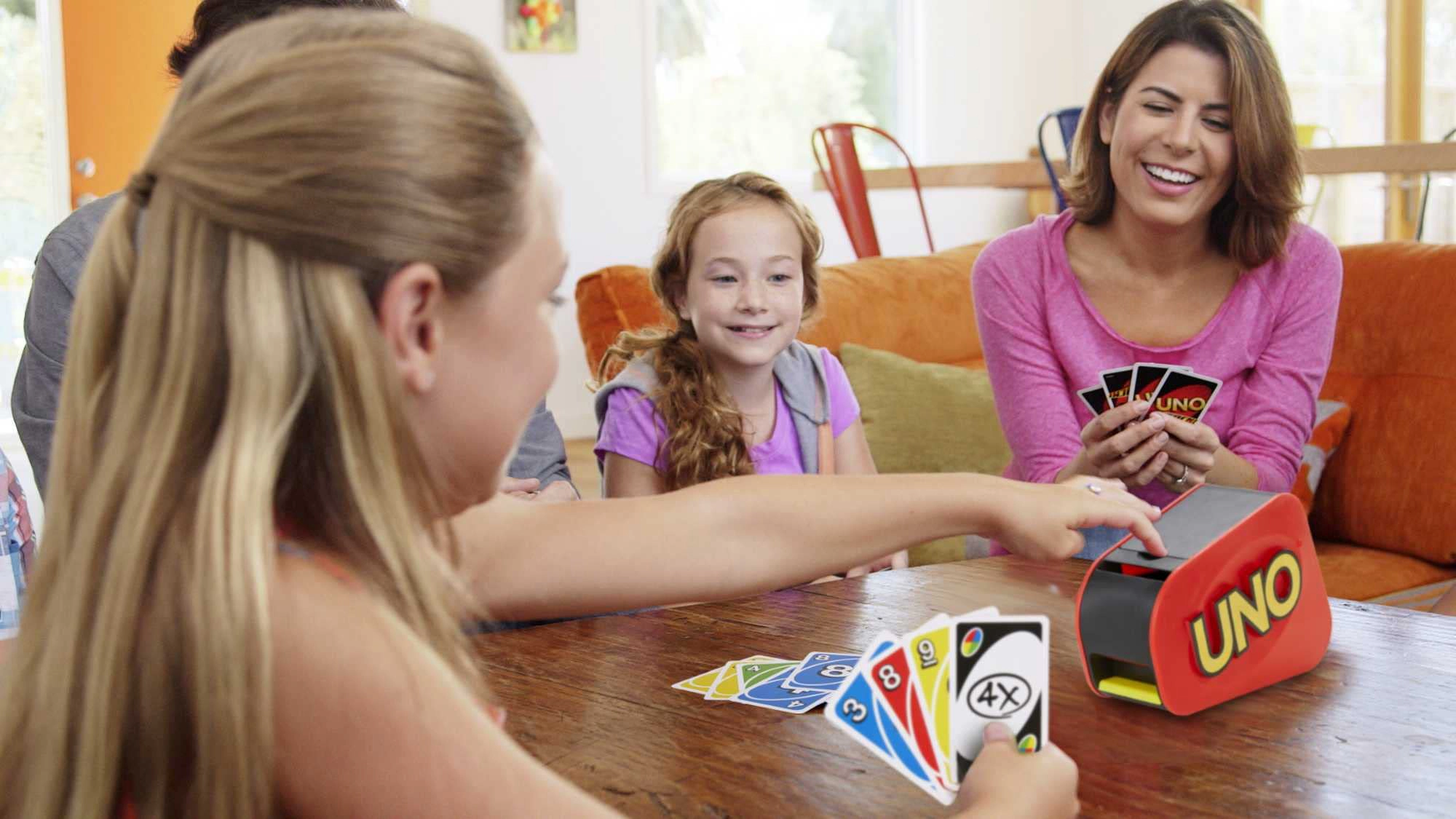 Mattel UNO Attack Card Game with Mechanical Card Launcher