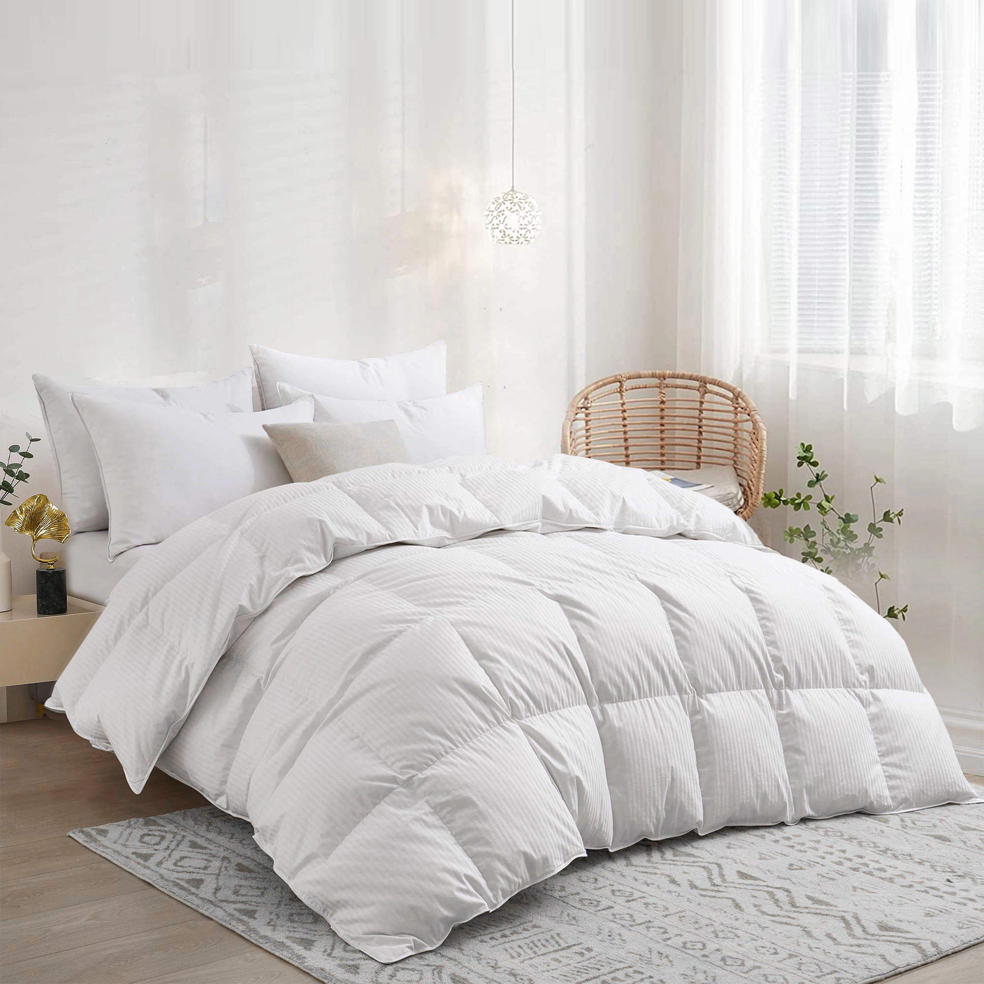 Unikome 90% White Goose Down Comforter, 800 Fill Power with Cotton Cover and Baffle Box Design Made in Germany