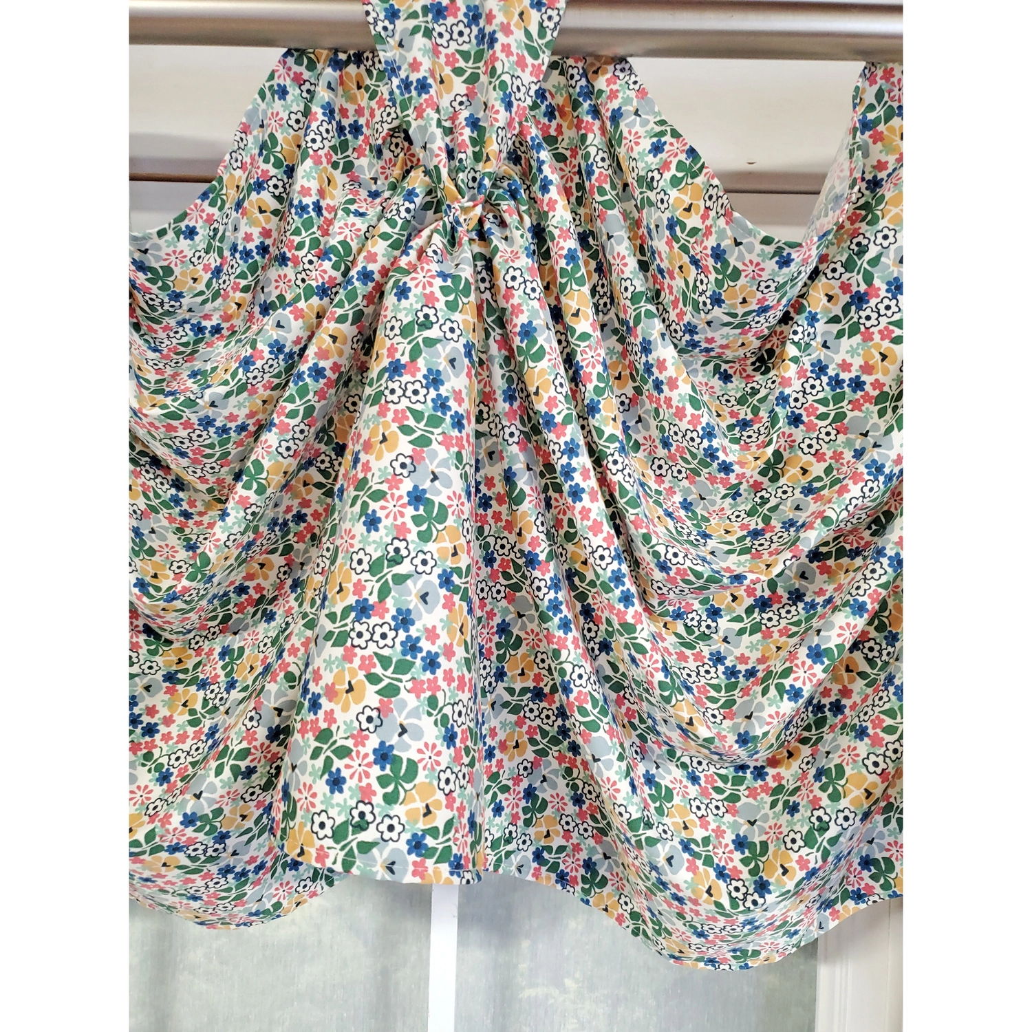 RLF Home 3" Rod Pocket High Quality Fabric Petite Flower 3-S Victory Swag for Windows 54" x 15" Multi