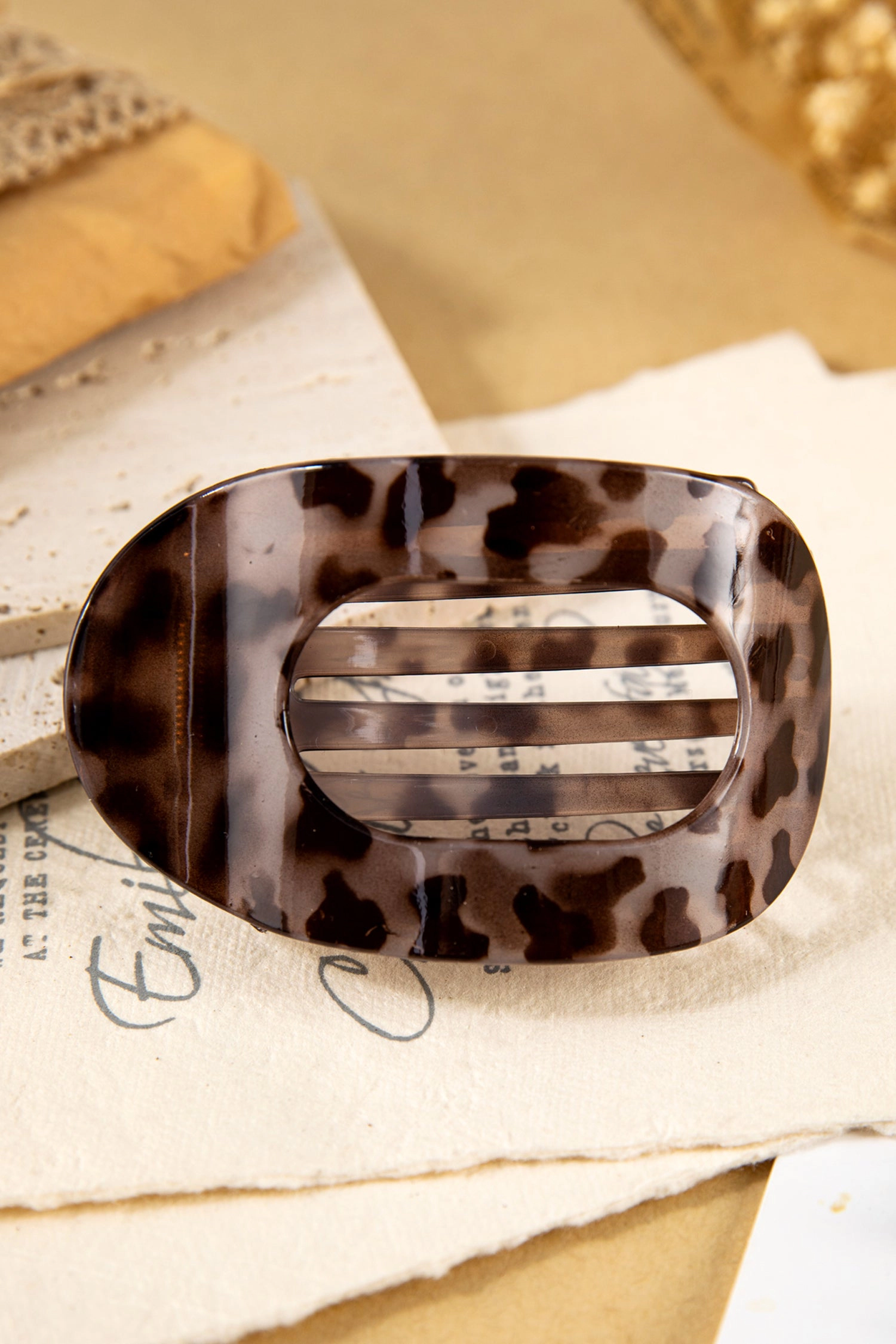 Threaded Pear Women's Robin Oval Hair Claw Clip