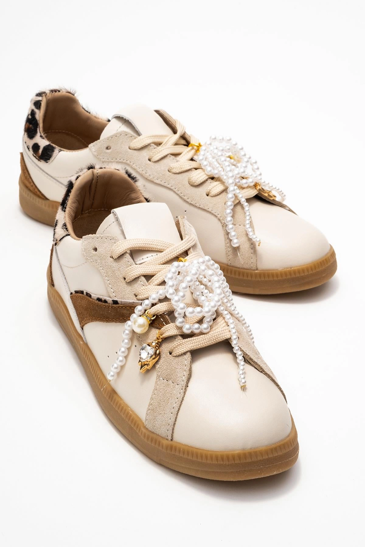 Forever & Always Womens Taren Leather Pearl Buckle Sneakers