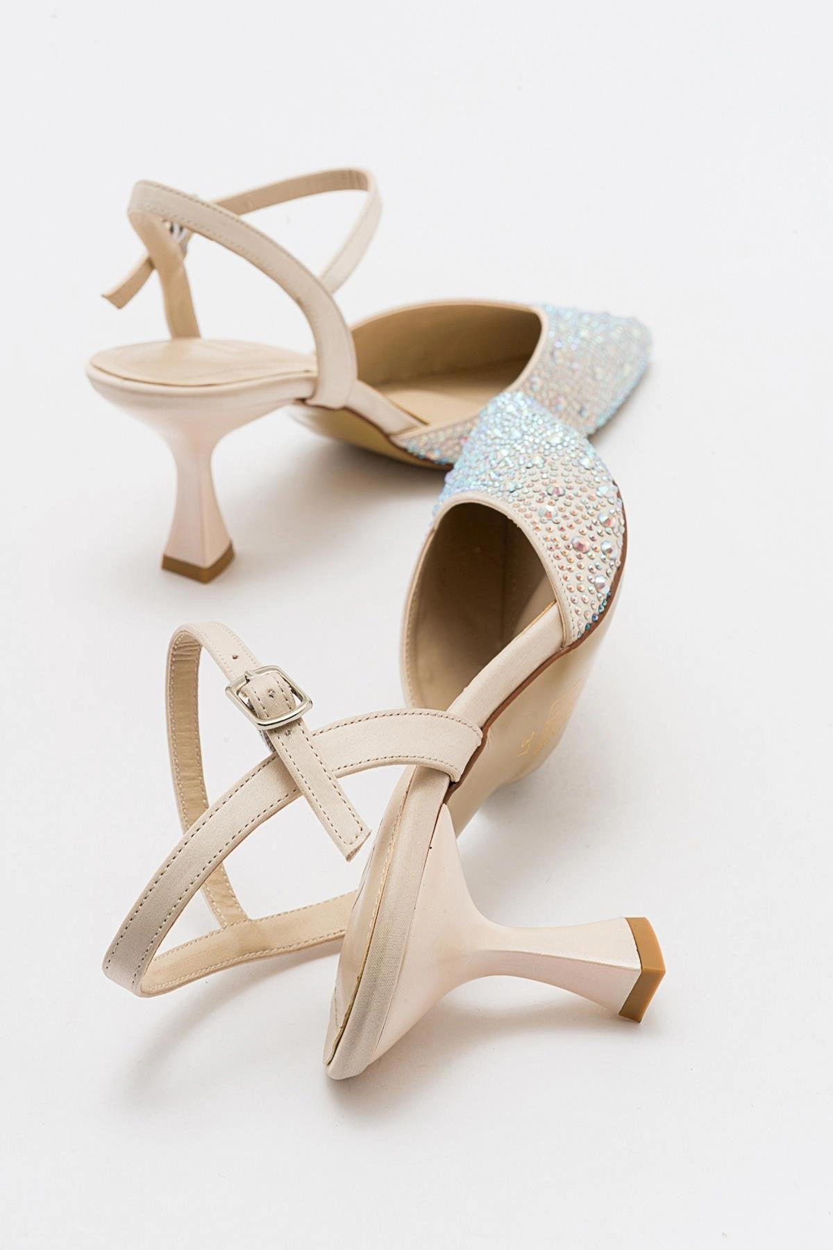 Forever & Always Womens Vilka Embellished Slingback Kitten Heel Pumps