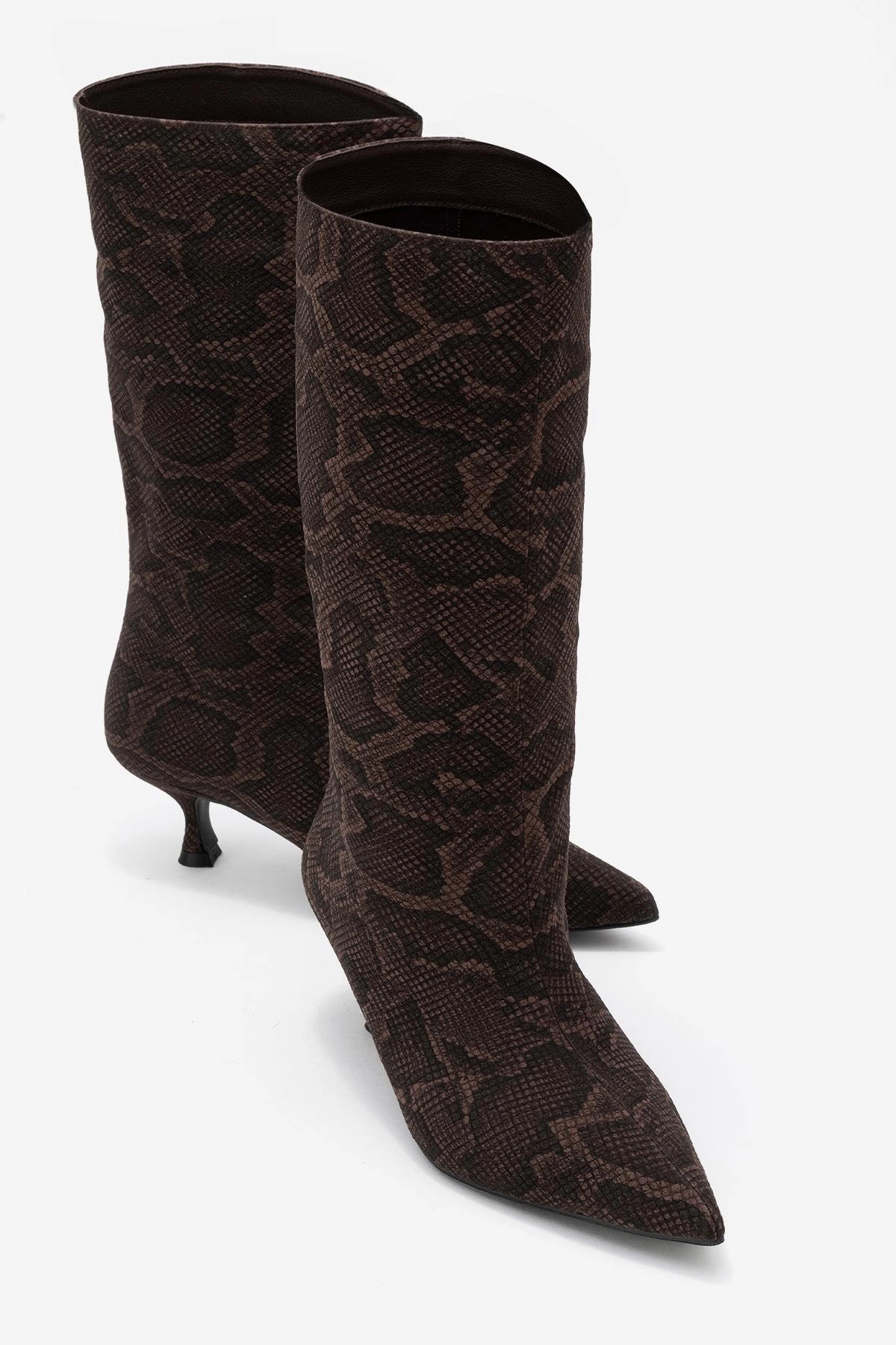 Prologue Shoes Womens Crow Embossed Pointed Toe Boot