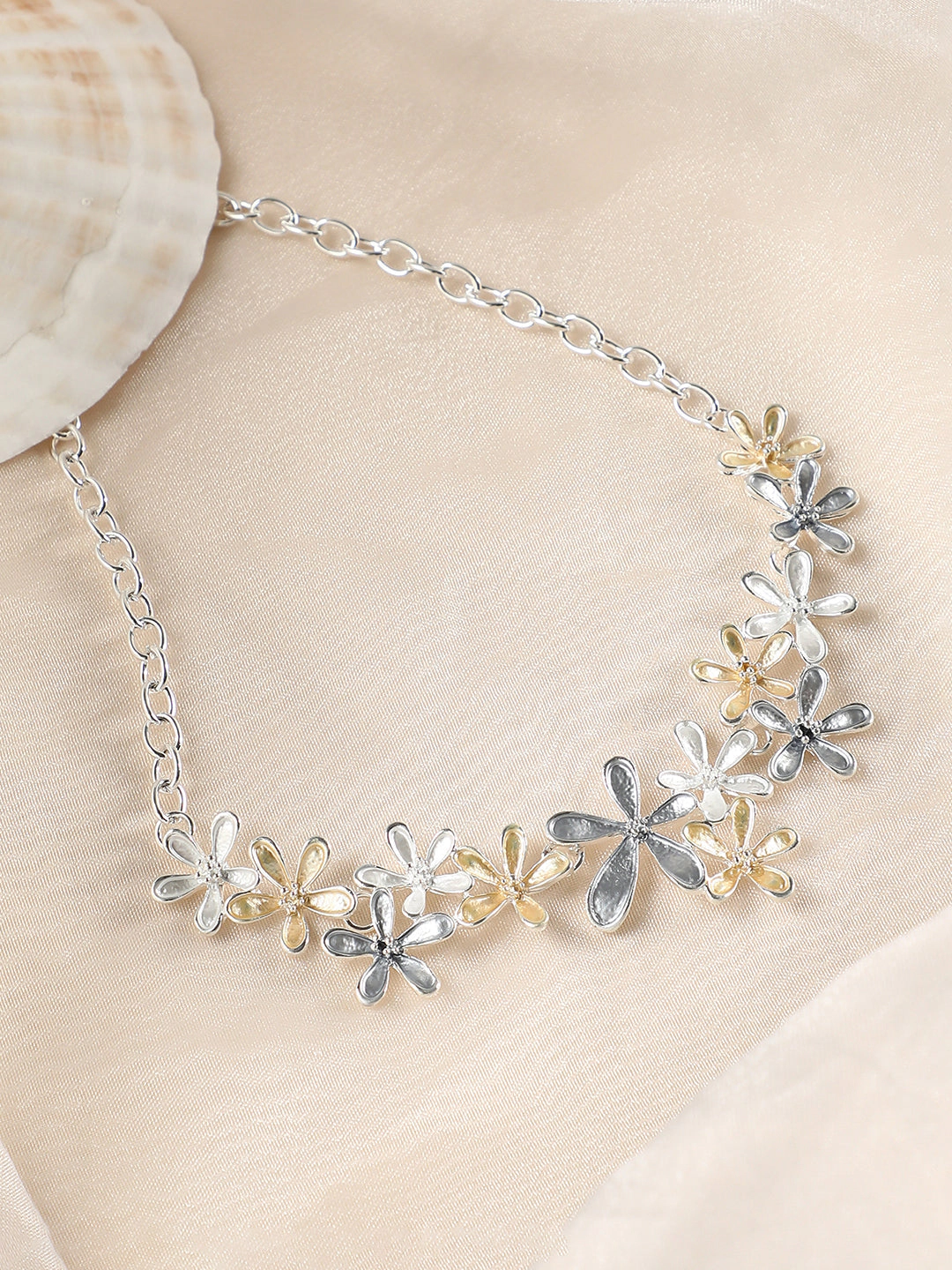 SOHI Women's Champayne Gold:metallic Silver the Daisy Collar Necklace