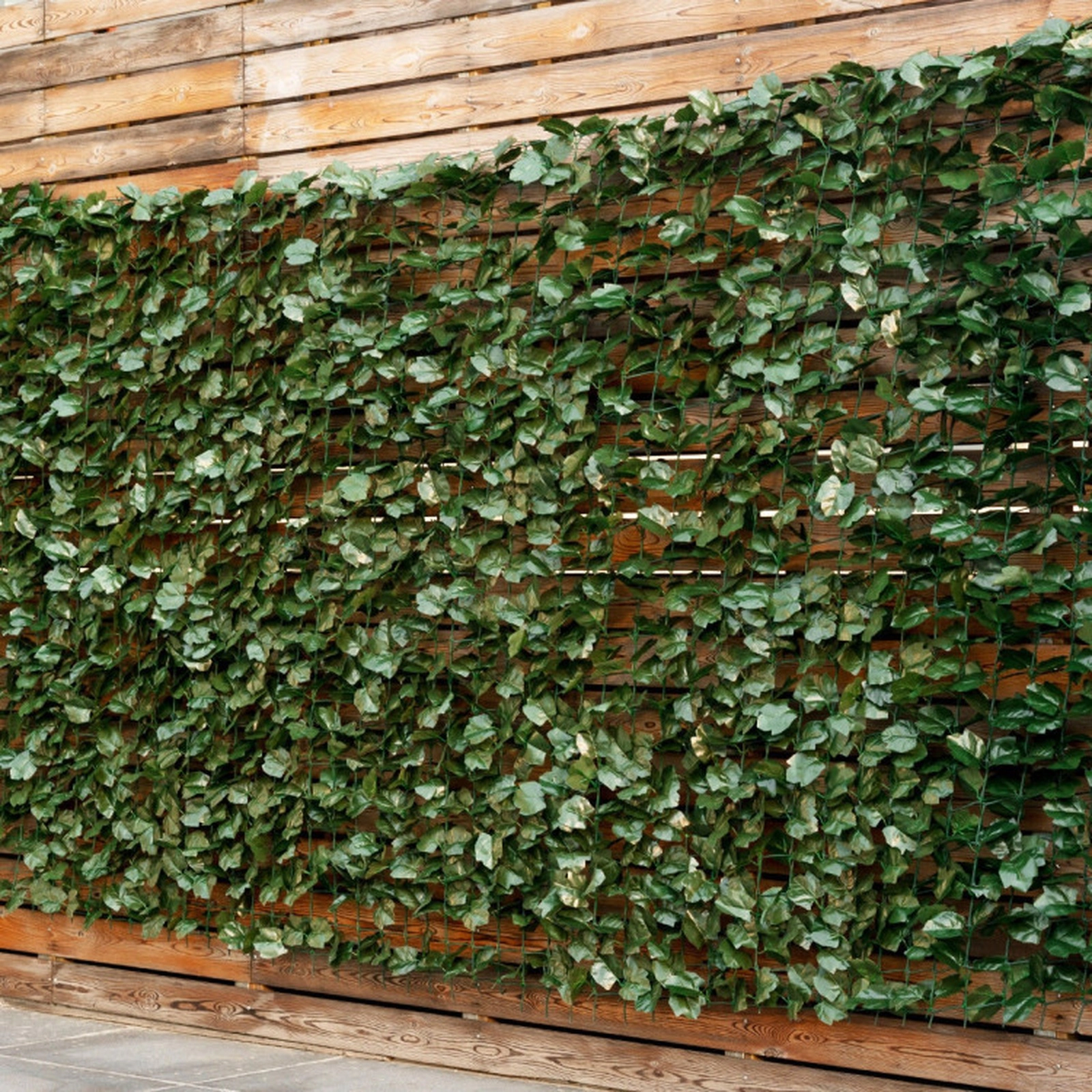 SUGIFT 40-in x 95-in Fade-Resistant Ivy Mesh Backing Faux Privacy Fence Screen 2.4-in x 2.2-in Leaves 4.5-lb Green