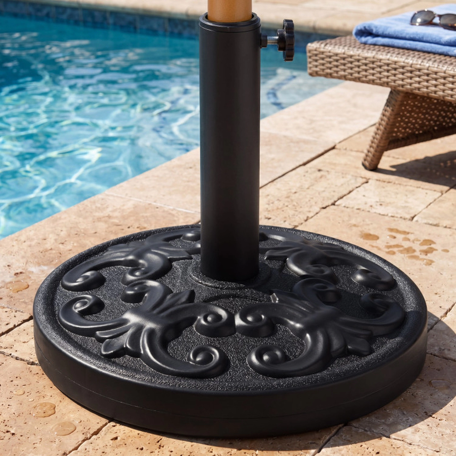 SUGIFT 26.5-lb Heavy-duty Round Umbrella Stand Base 33.5-in Tall for 8-9 ft Patio Umbrellas 1.5-1.9 in Poles Black