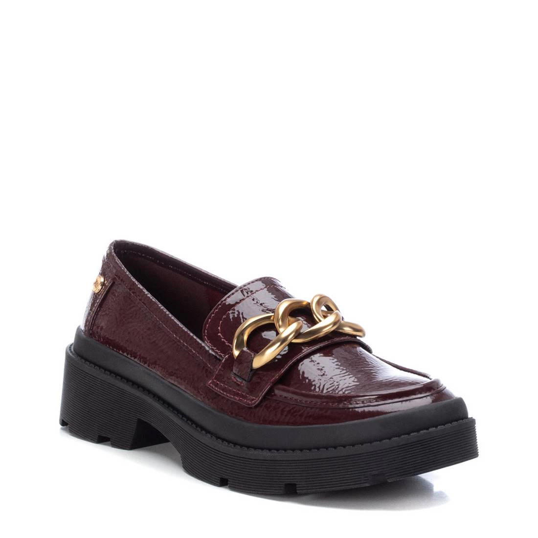 XTI Women's Patent Moccasins with Golden Chain