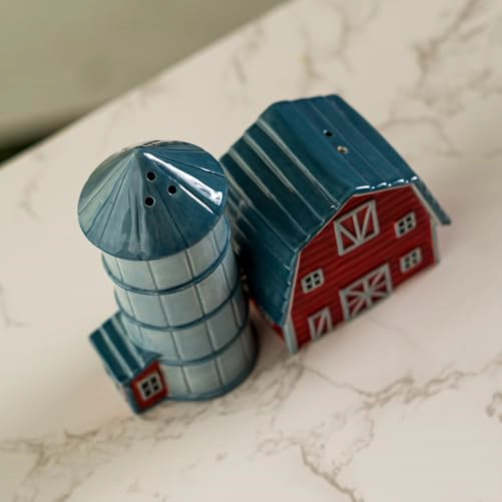 Pacific Giftware Red Tractor and Barn Country Kitchen Ceramic Magnetic Salt and Pepper Shaker Set