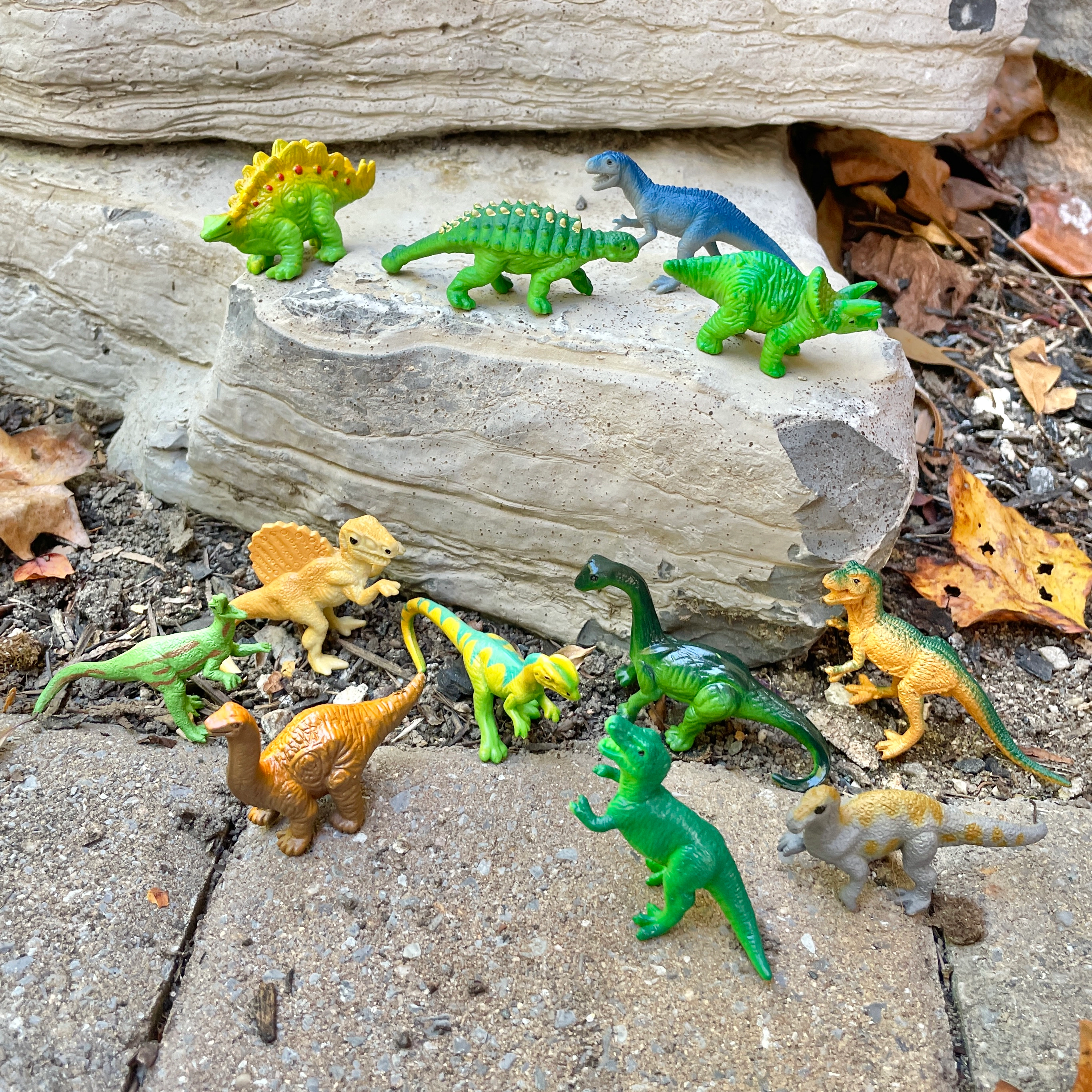 Safari Ltd. - Sue & her Friends TOOB - contains 12 Mini Figurines