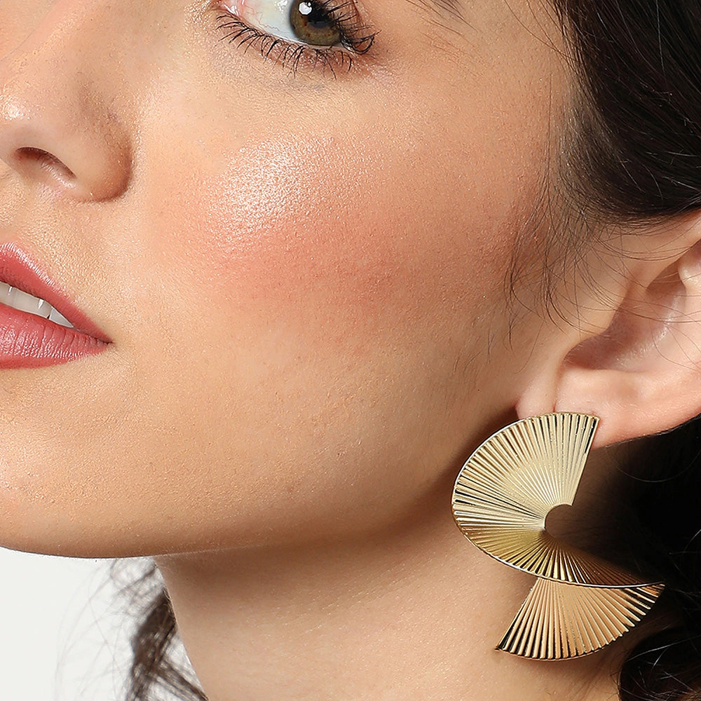 SOHI Women's Gold Metallic Twist Drop Earrings