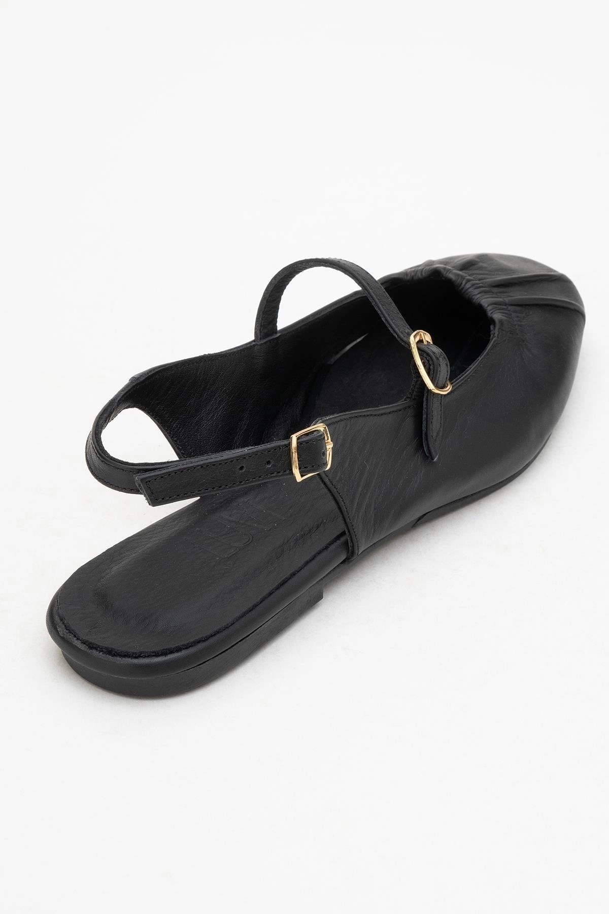 Forever & Always Womens Britney Leather Closed-Toe Sandal