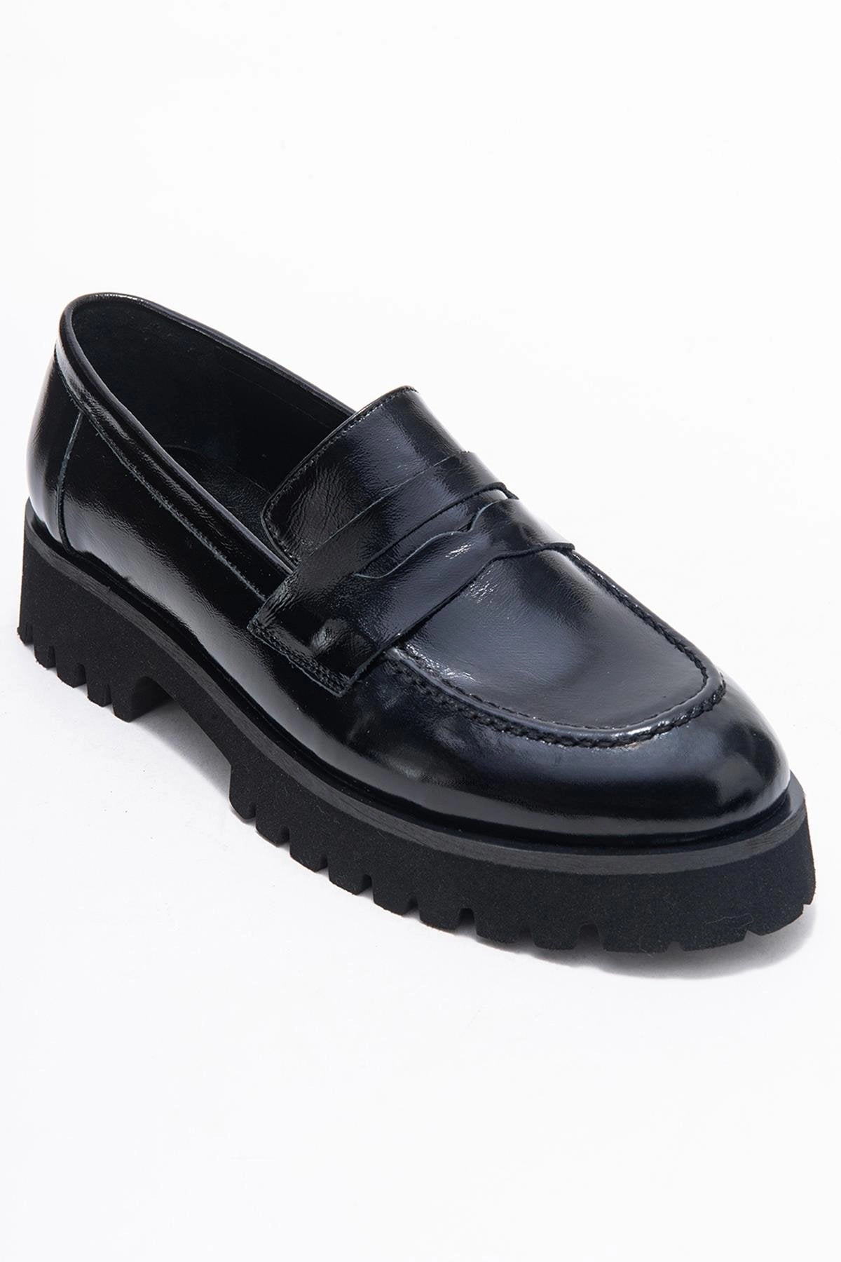 Forever & Always Womens Vionel Leather Loafer