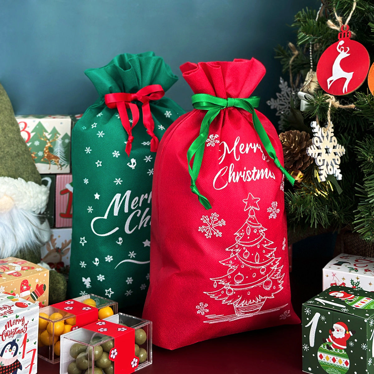 Wrapables Christmas Drawstring Gift Bags for Party Favors, Goodie Bag, Gift Wrap, Parties (Set of 8), Red & Green