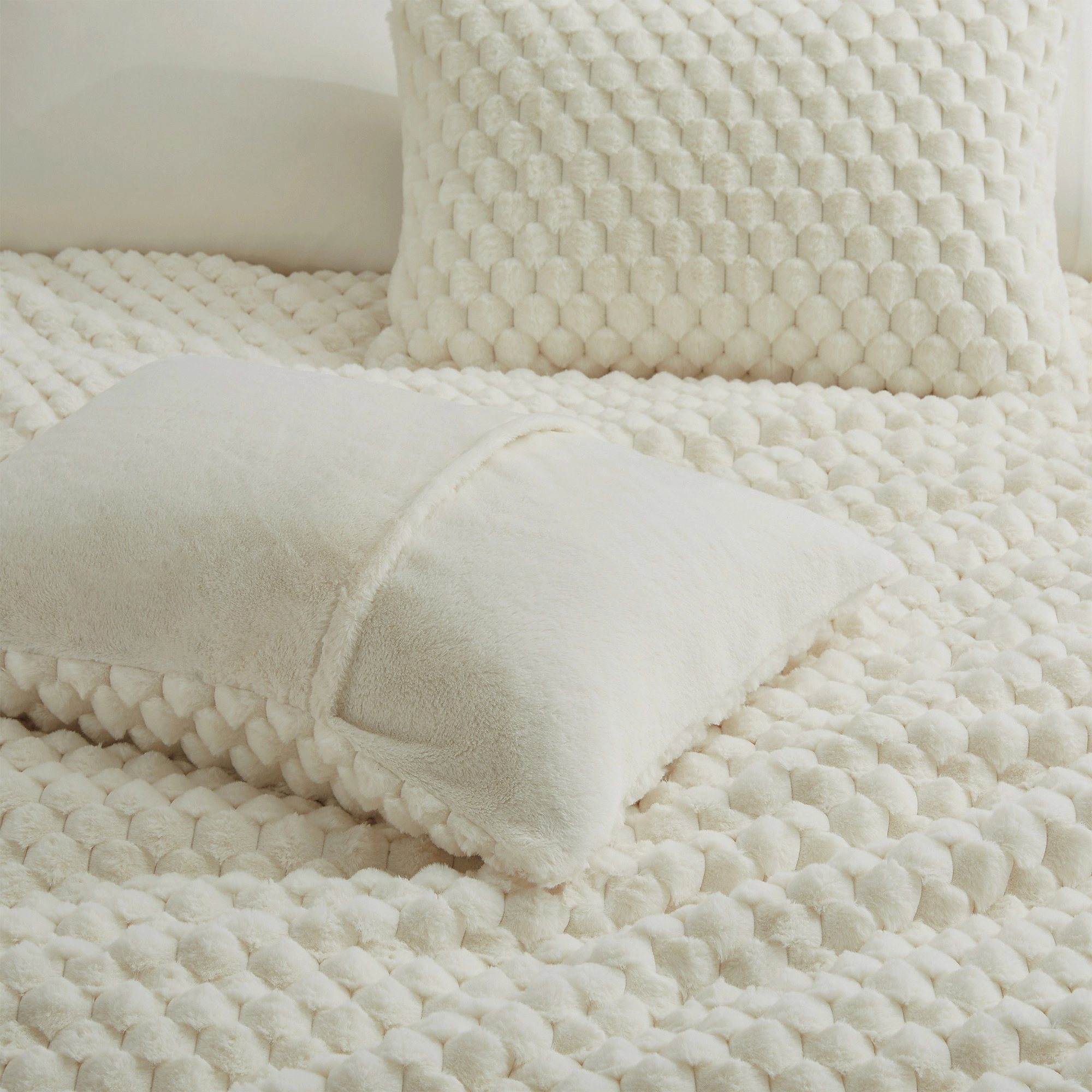 PEACENEST 3-Piece Sculpted Plush Down Alternative Comforter Set with 2 Pillow Shams