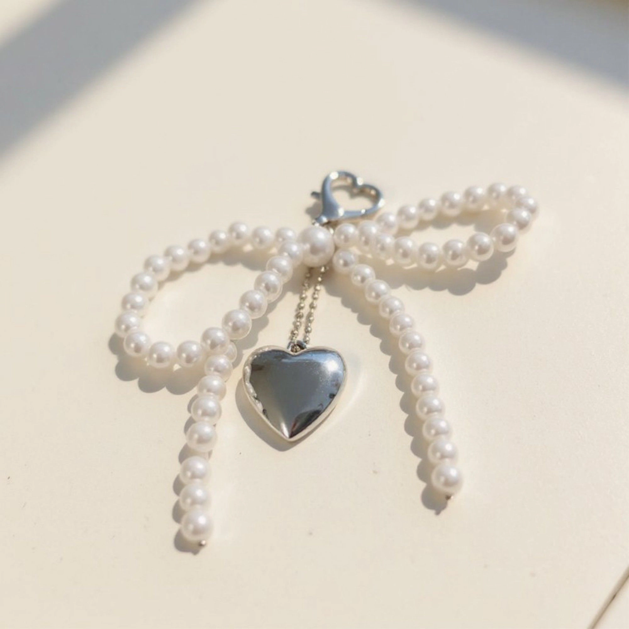 Alilang Women's Pearl Beaded Bow Keychain with Silver Heart Charm and Heart Clip
