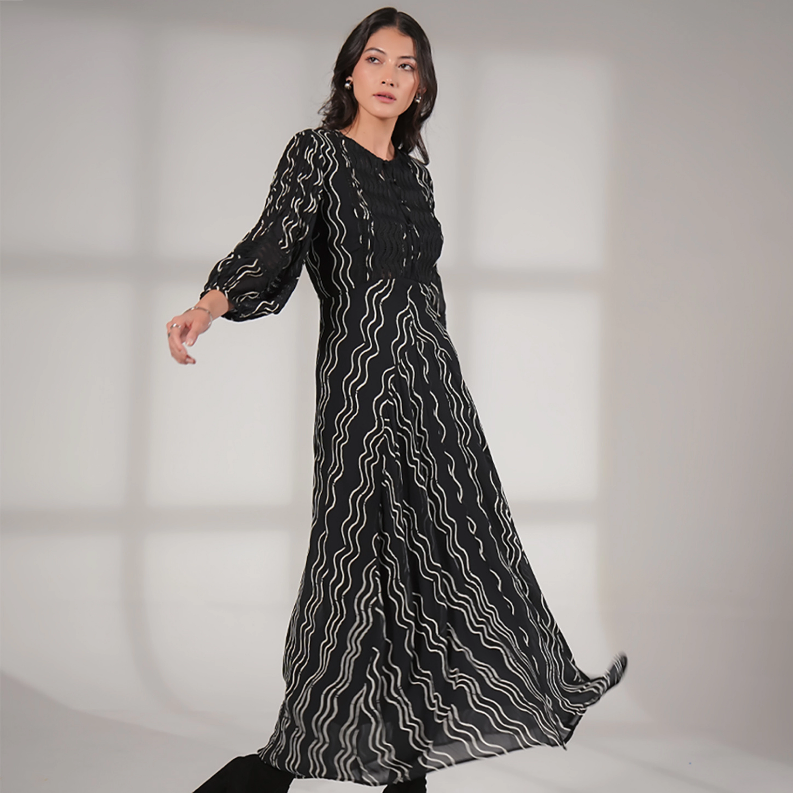 Rose & Nancy Women's Corinne Black and White Waves Print Lace Trim Maxi Dress