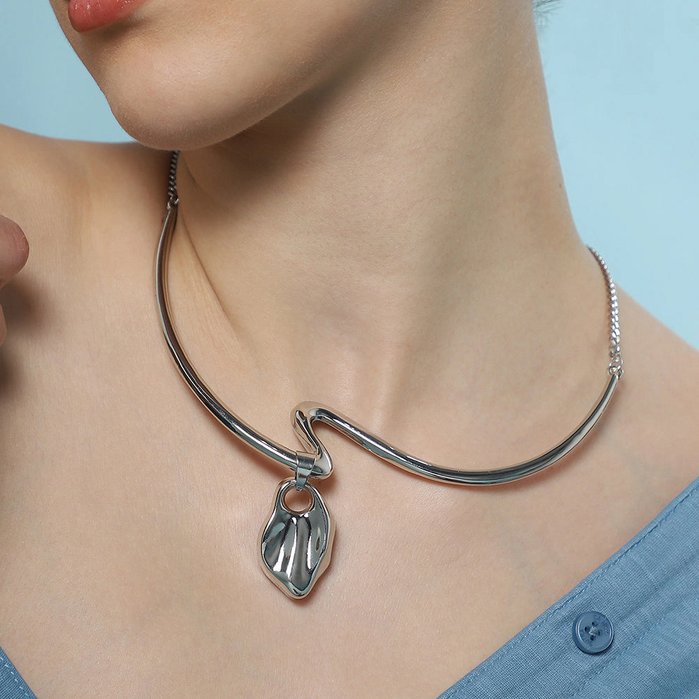 SOHI Women's The Ripple-Shell Collar Necklace - Chrome Silver