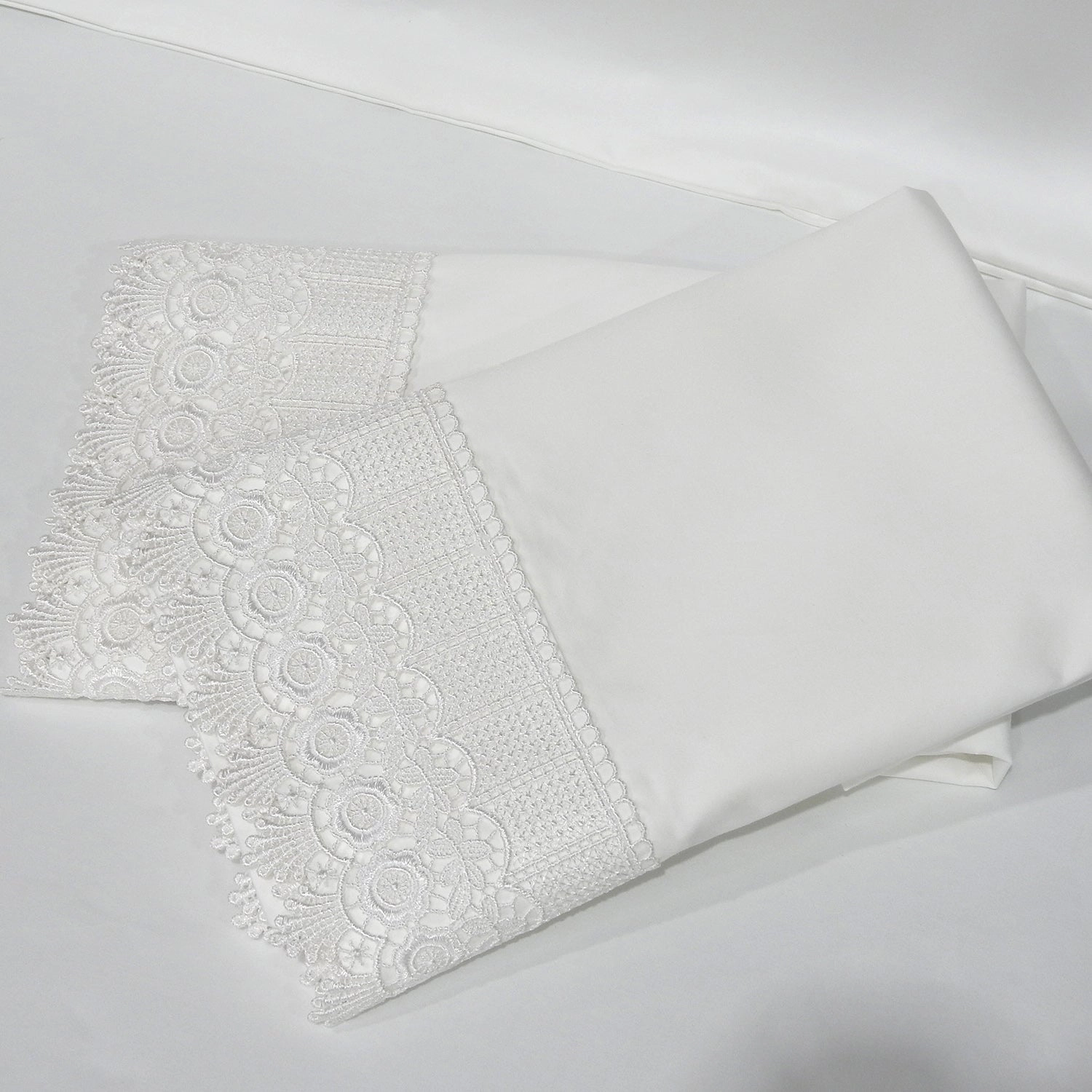 Egyptian Linens 608 Thread Count Cotton Embroidered Lace Trim Pillowcase Set