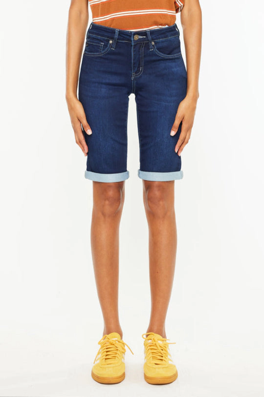 KanCan Women's Essentials Mid Rise Bermuda Shorts Blanco