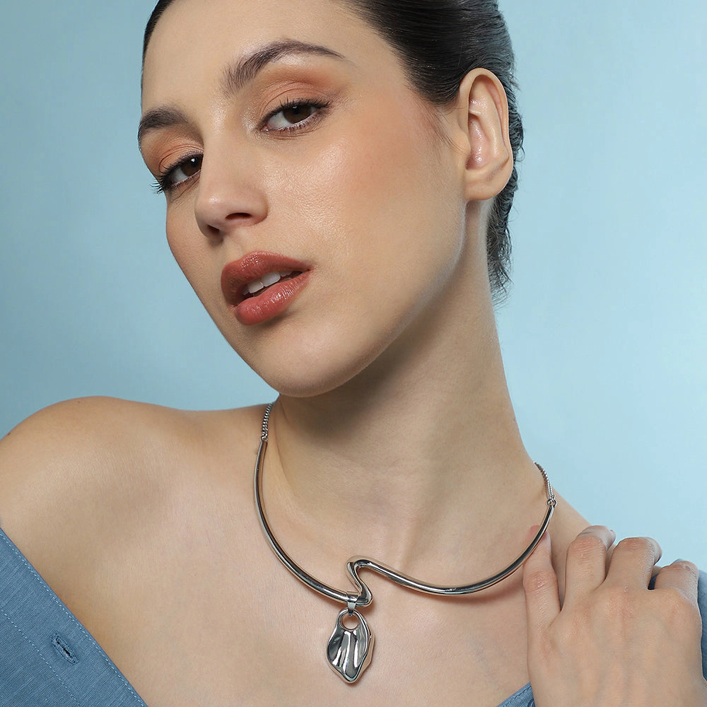 SOHI Women's The Ripple-Shell Collar Necklace - Chrome Silver