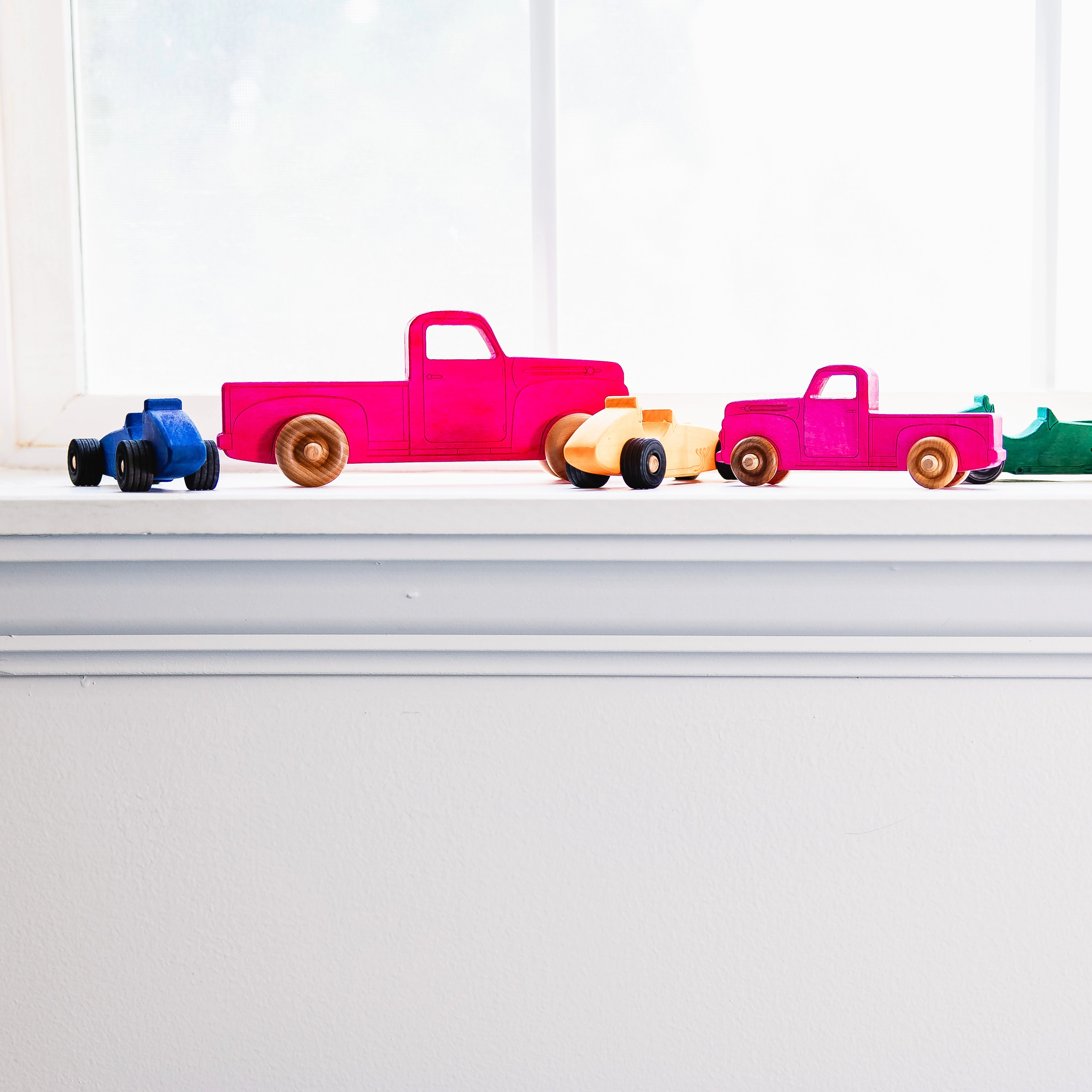 Montessori 5.5" Pink Wooden Pickup Truck for Toddlers 1–3 - Eco-Friendly Maple Wood Toy