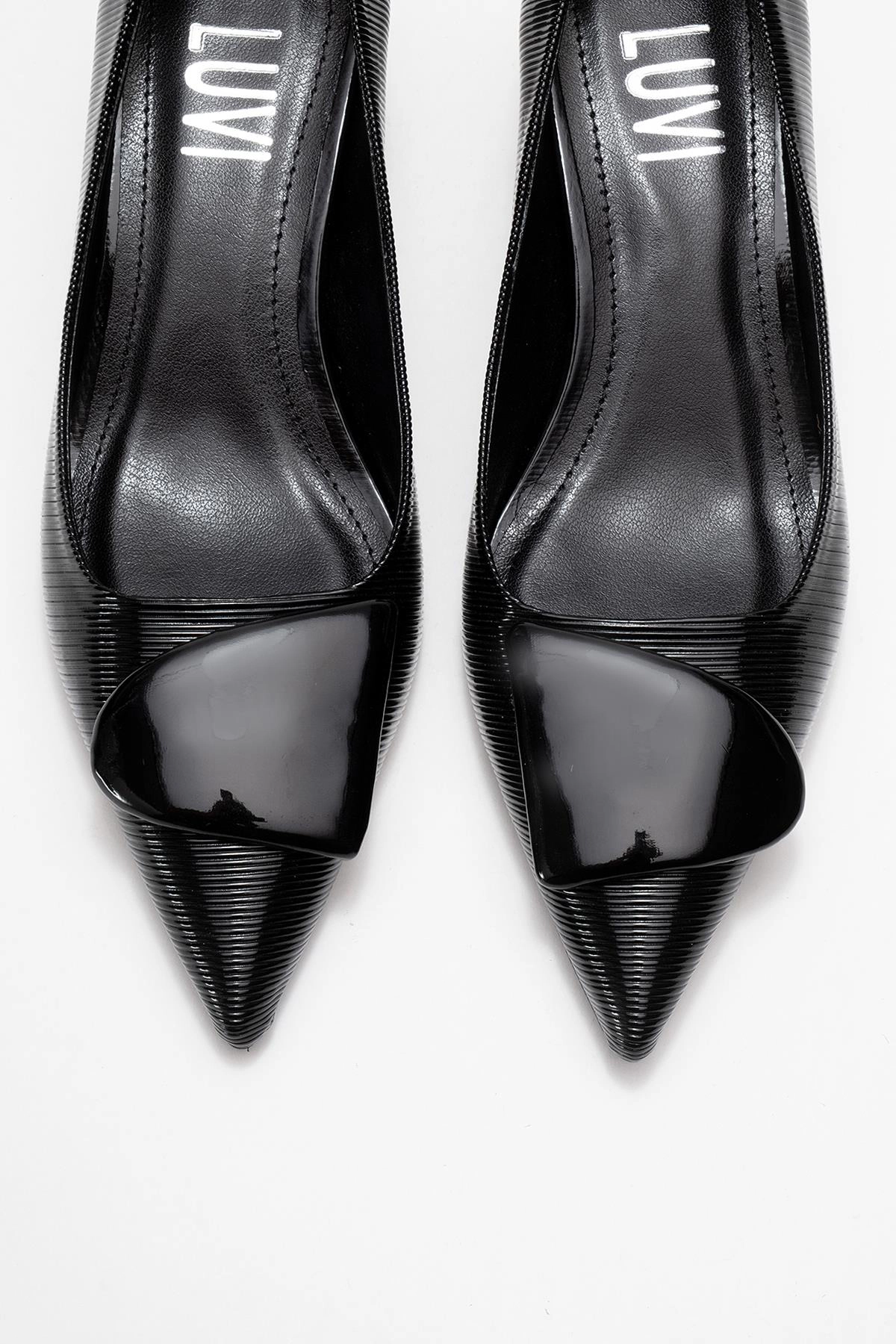 Prologue Shoes Womens Briana Buckle Pointed Toe Pump