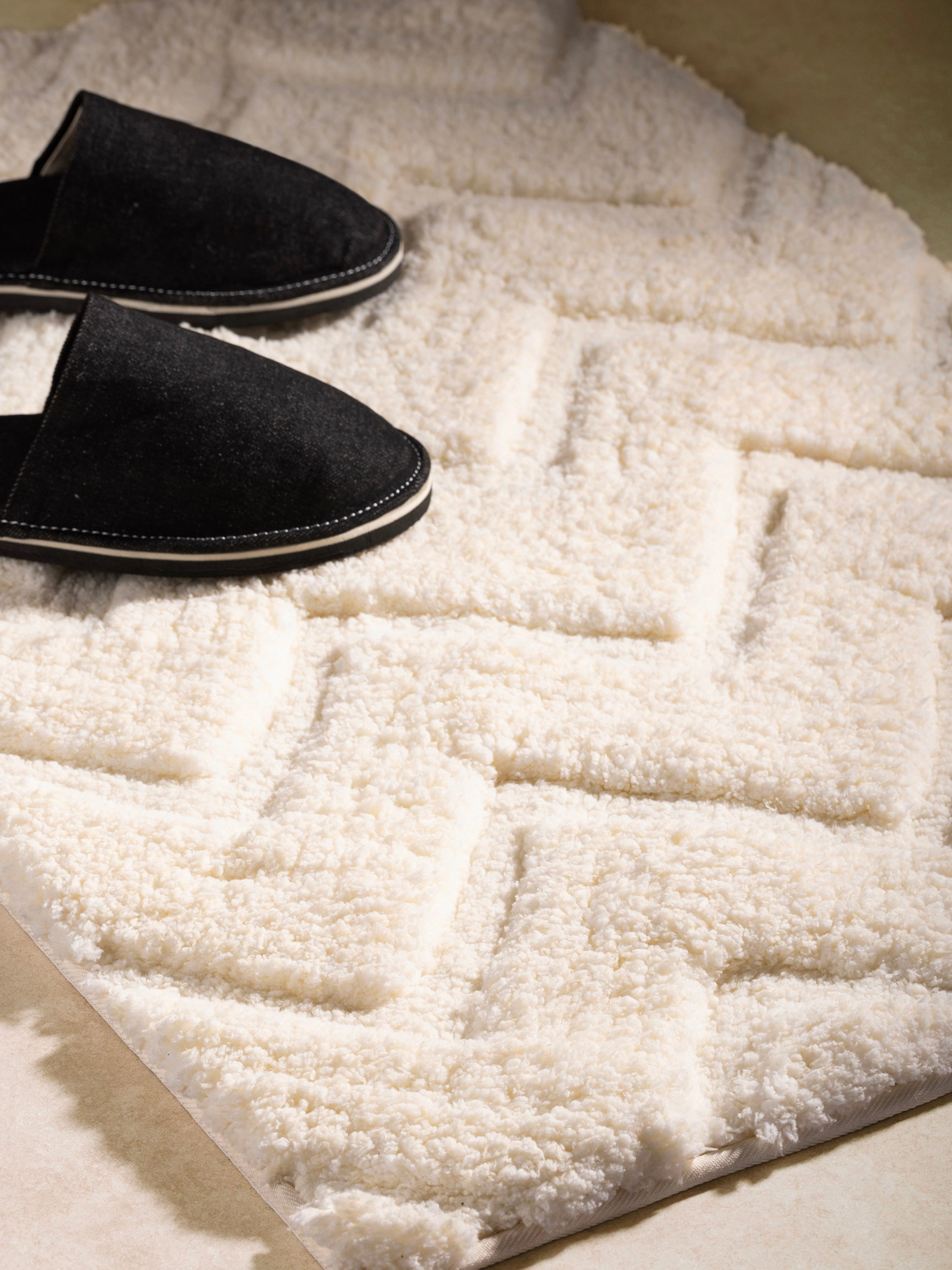 GAURI KOHLI Vantaa Ivory Bath Mat