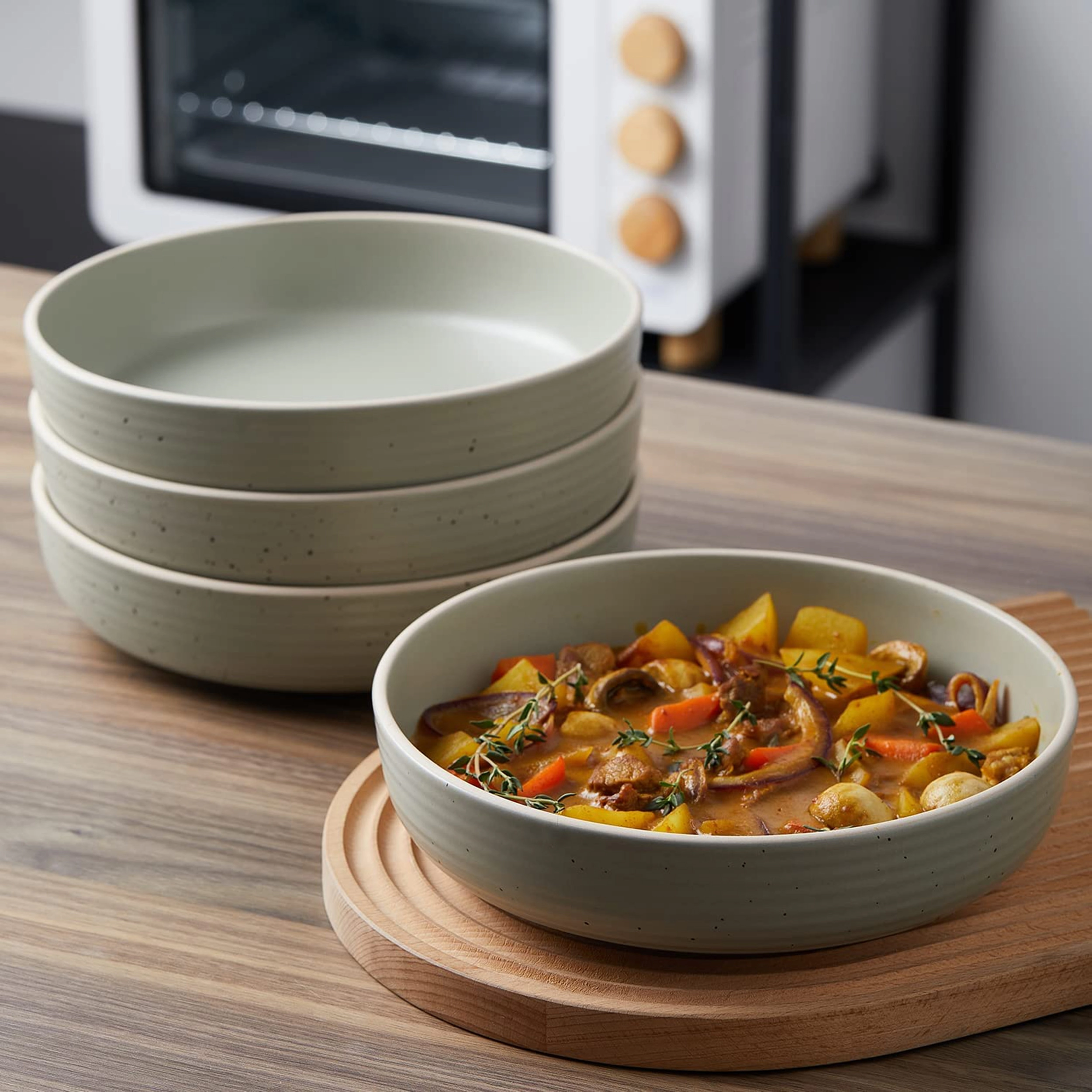 Elama Ace 20 Piece Stoneware Dinnerware Set in Green